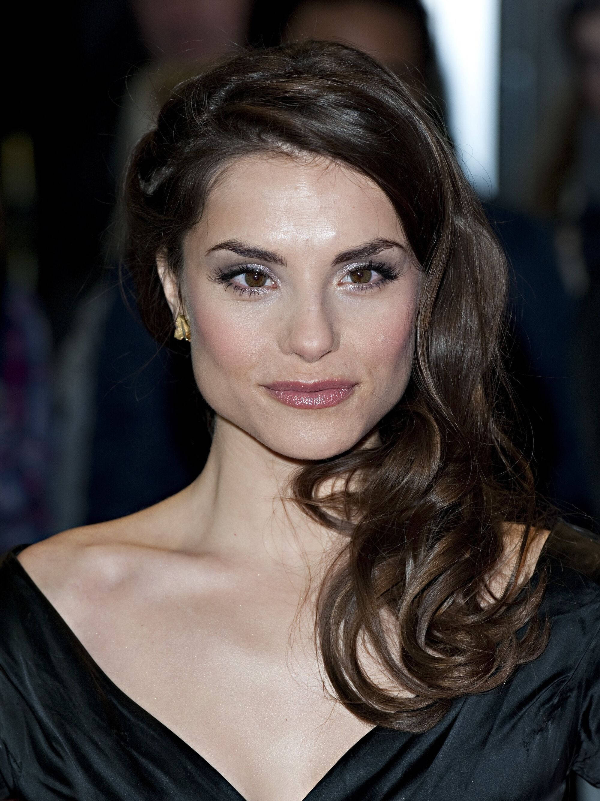 Charlotte Riley, black dress, gold earrings, 2K Phone Wallpaper