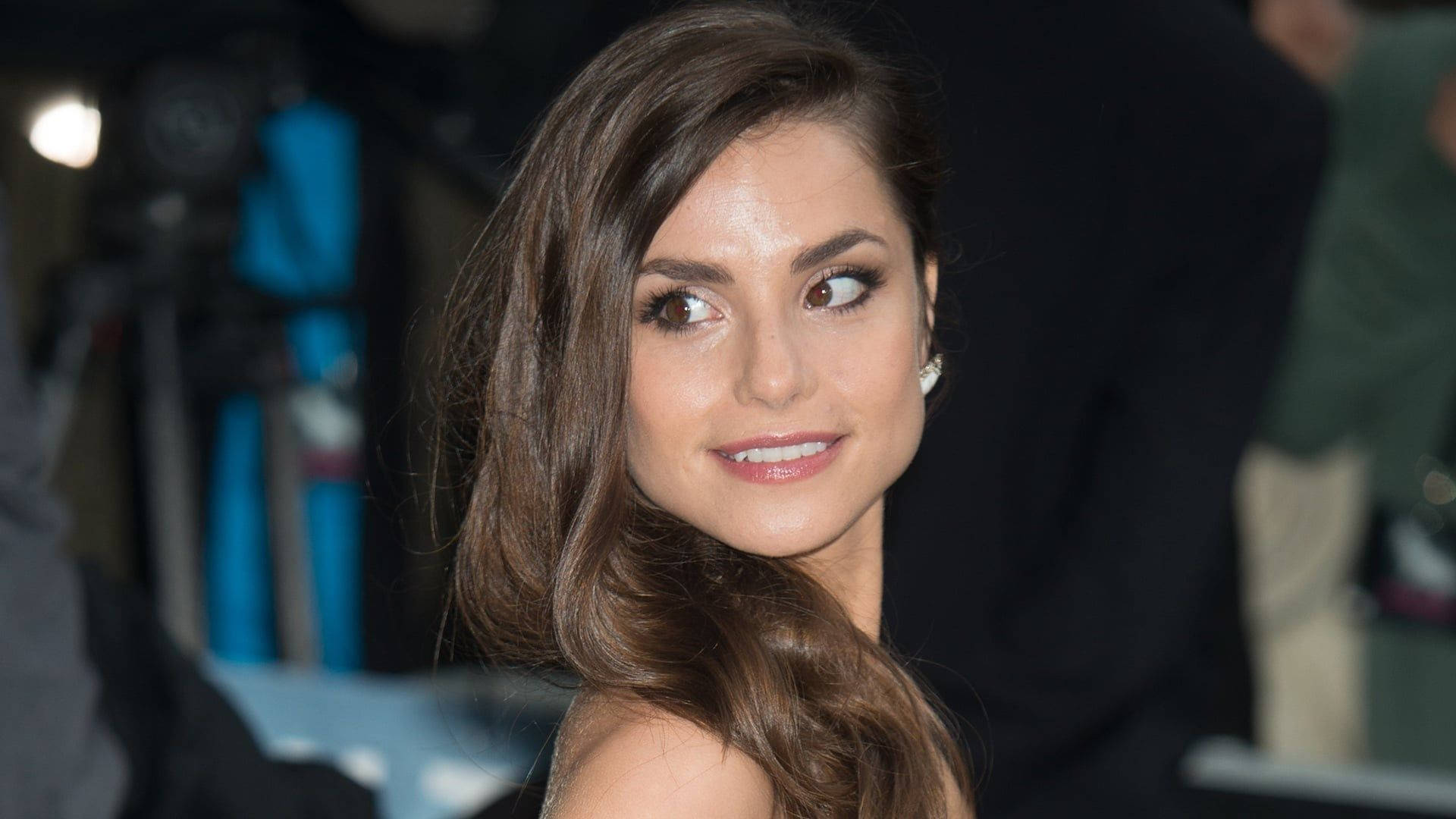 Charlotte Riley, long brown hair, dimly lit event space, Full HD Desktop Wallpaper