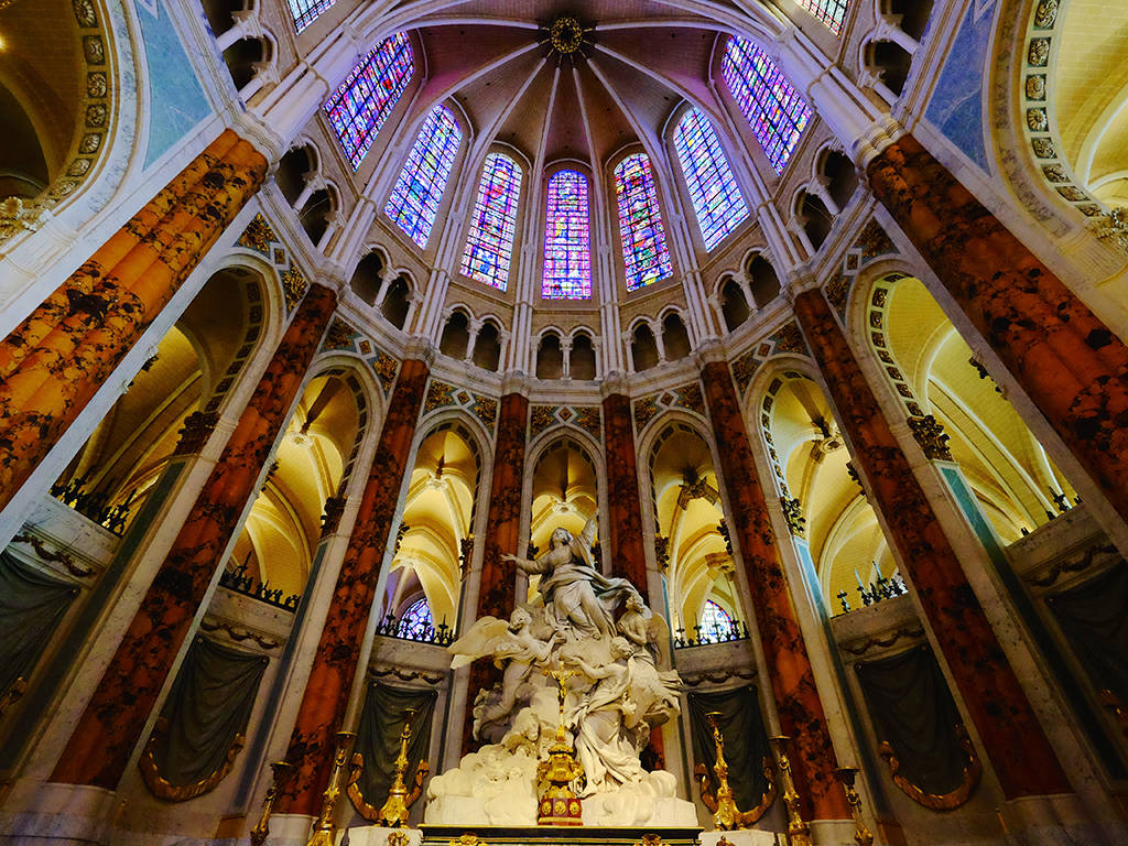 Chartres Cathedral, marble columns, stained glass windows, SD Desktop Wallpaper