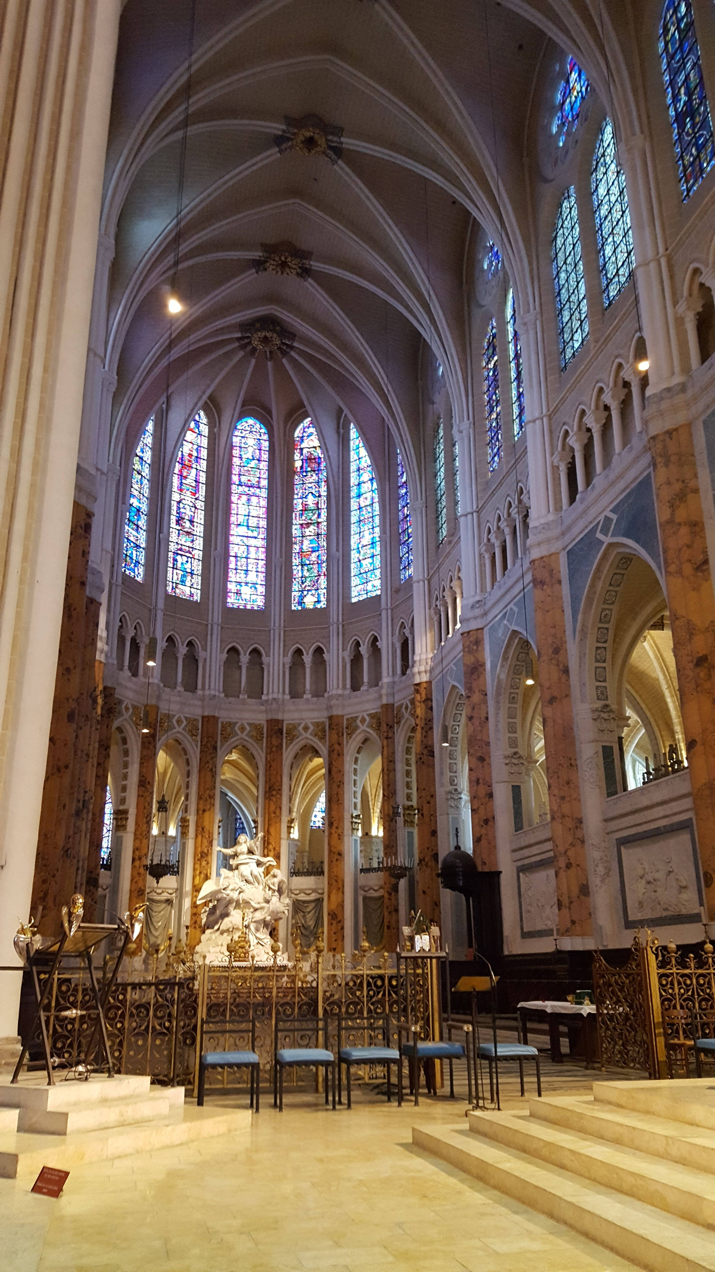 Chartres Cathedral, interior design, soaring vaulted ceilings, 5K Phone Wallpaper