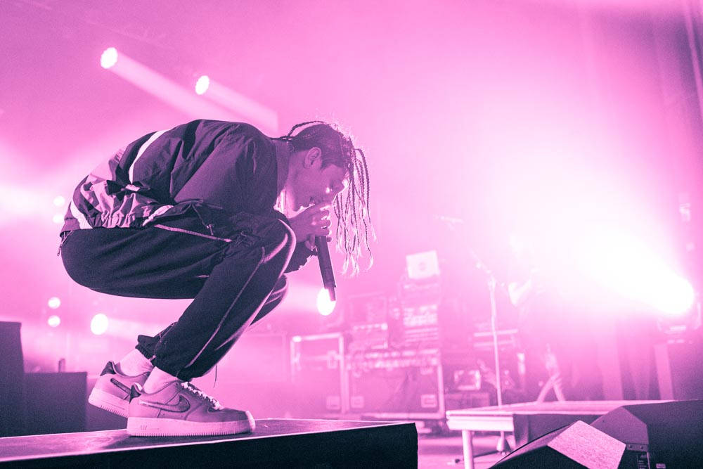 Chase Atlantic, pink stage lights, microphone, SD Desktop Wallpaper