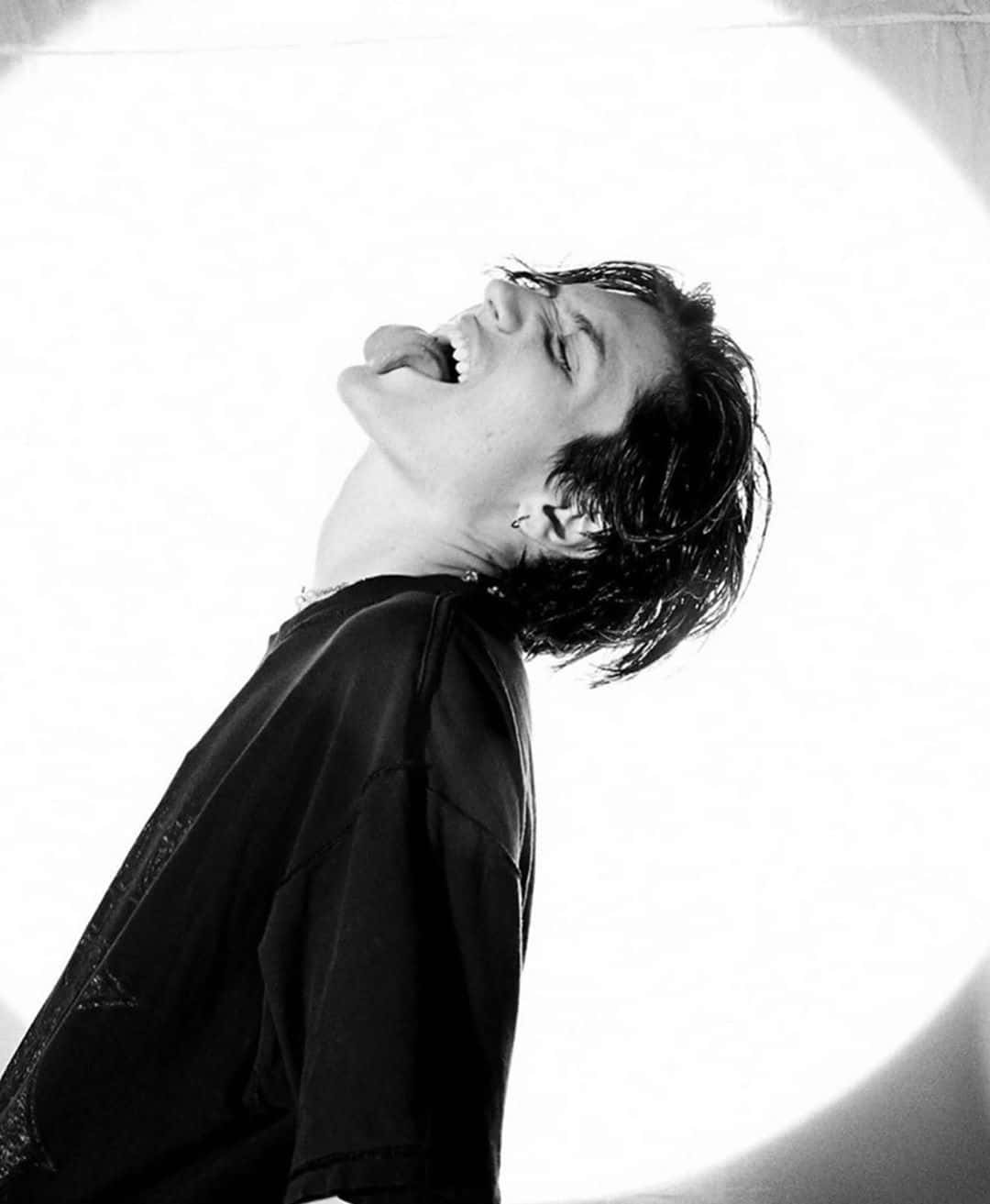 Chase Hudson, white circular light background, black and white, HD Phone Wallpaper