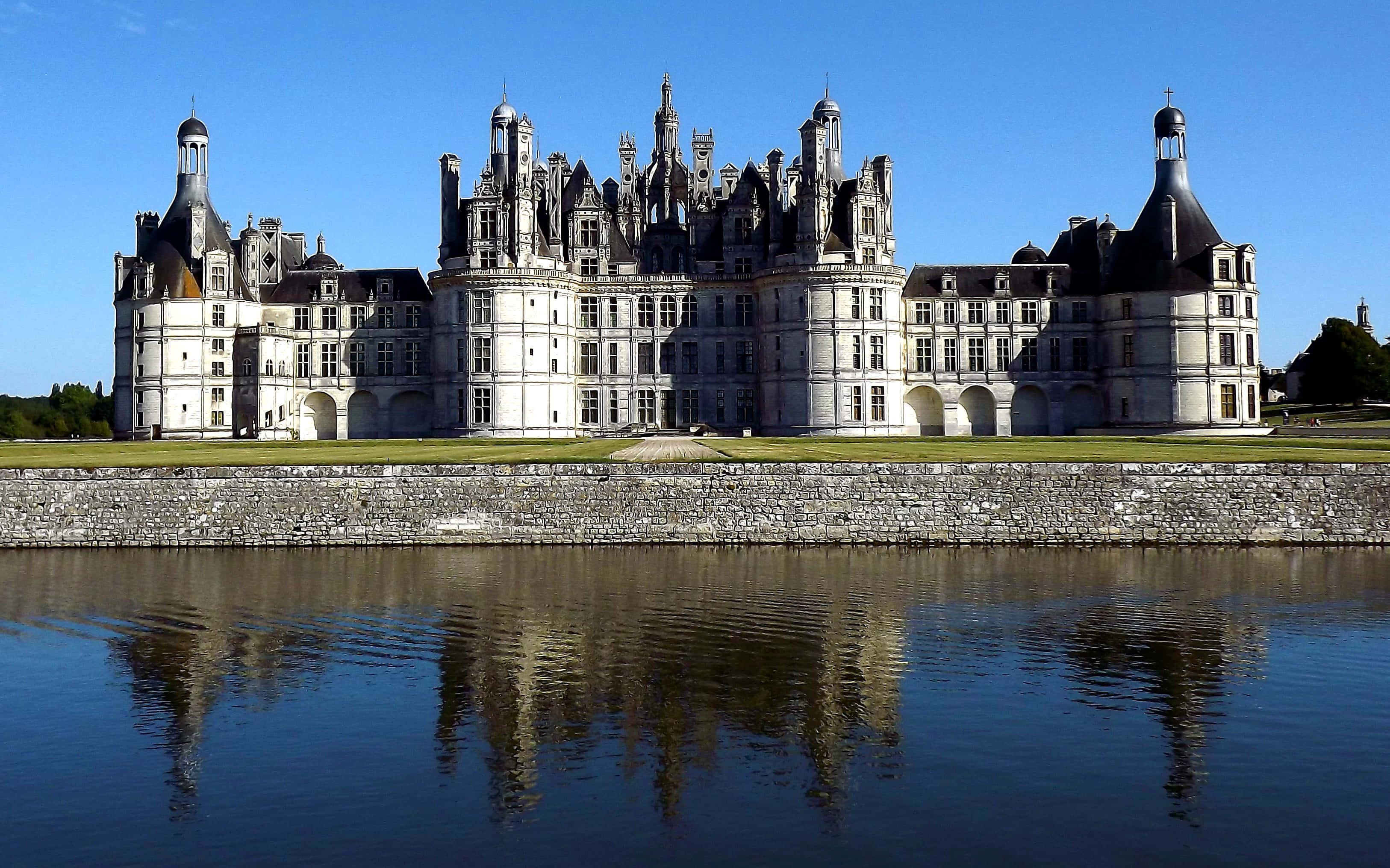 Chateau De Chambord, Renaissance architecture, ornate towers, 2K Desktop Wallpaper