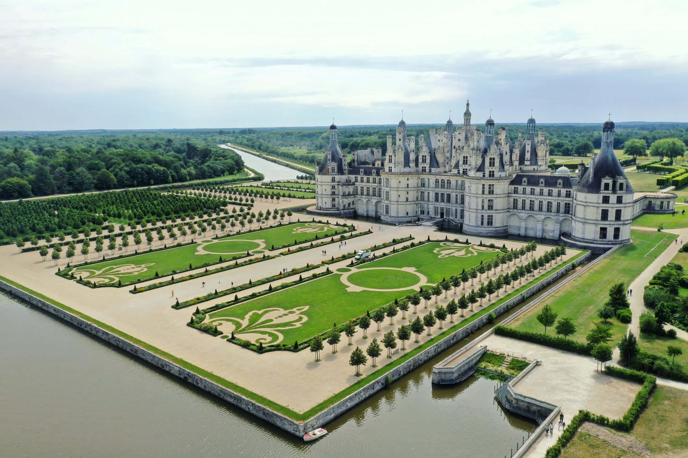 Chateau De Chambord, ornate gardens, river, Full HD Desktop Wallpaper