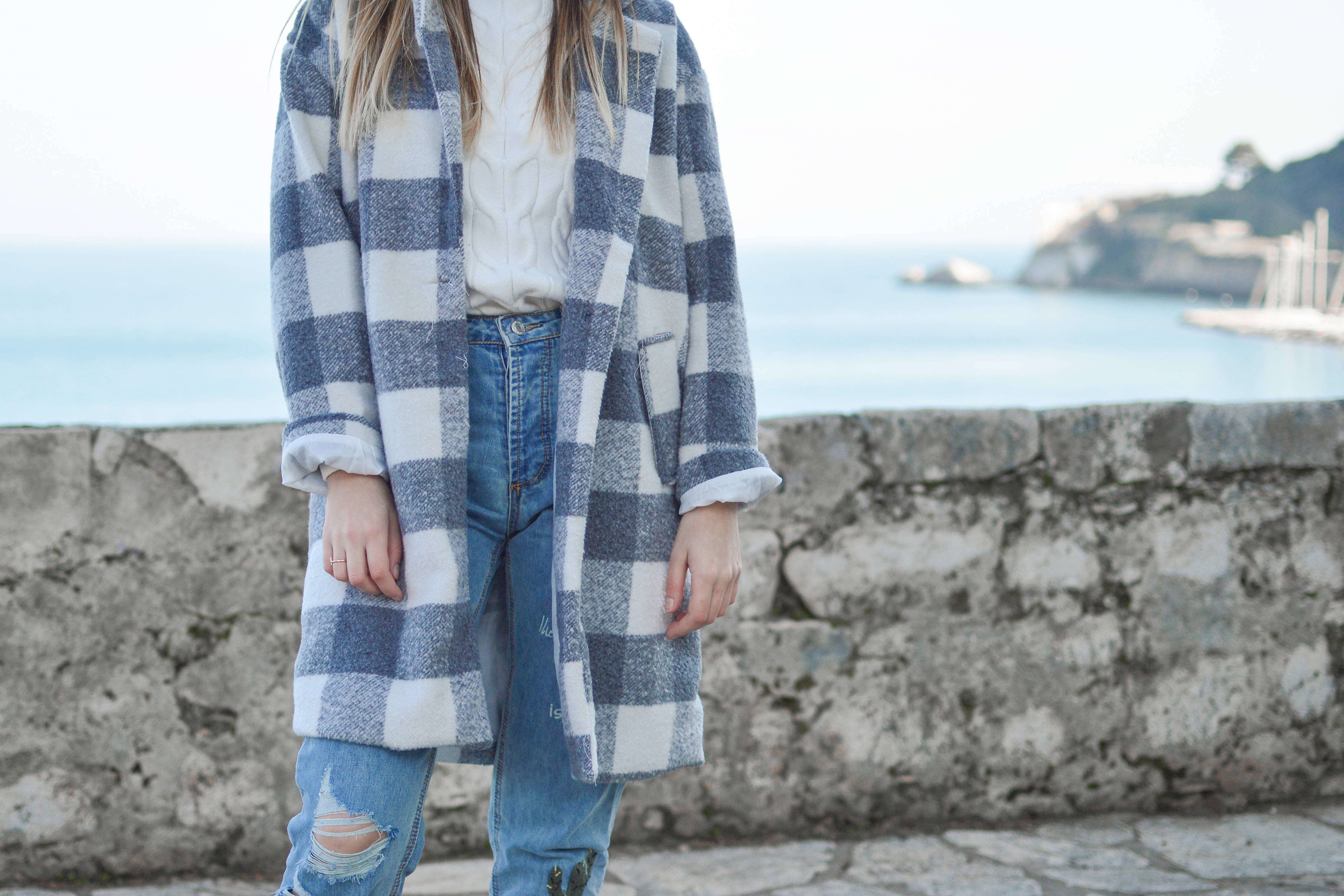 blue and white checkered coat, stone wall, calm sea, 4K Desktop Wallpaper