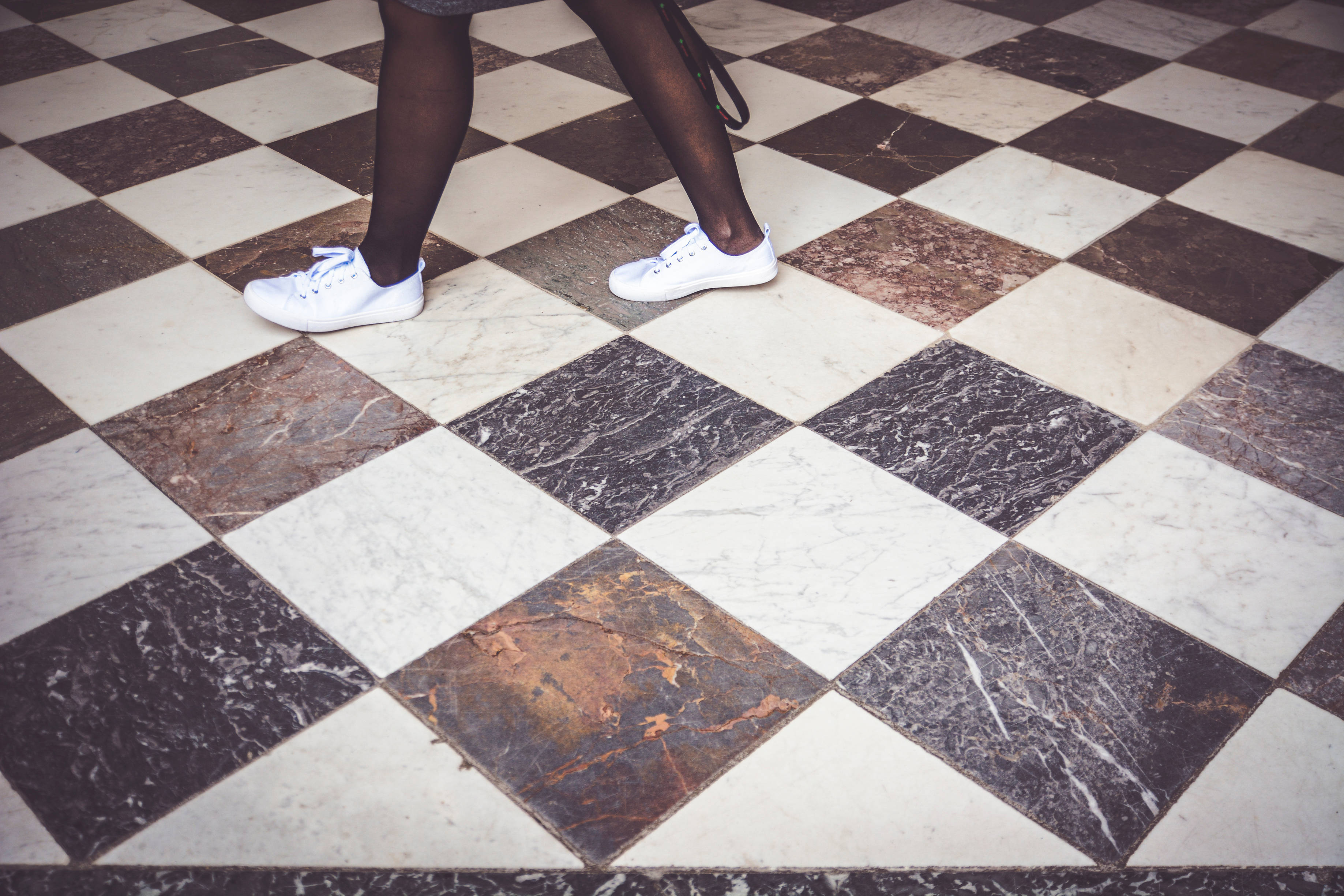 checkered floor, white sneakers, marble floor, 2K Desktop Wallpaper