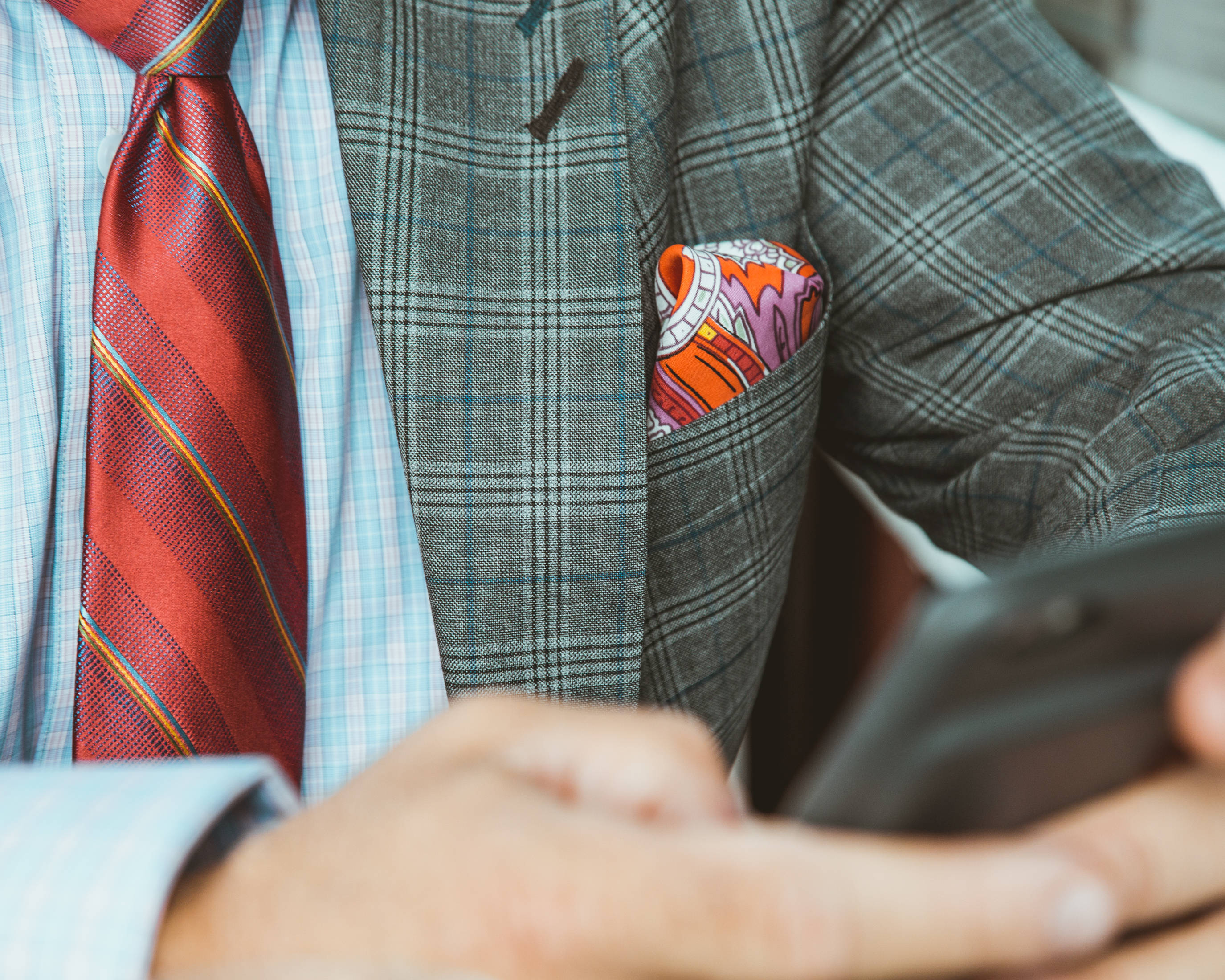 plaid suit, red tie, smartphone, 2K Desktop Wallpaper