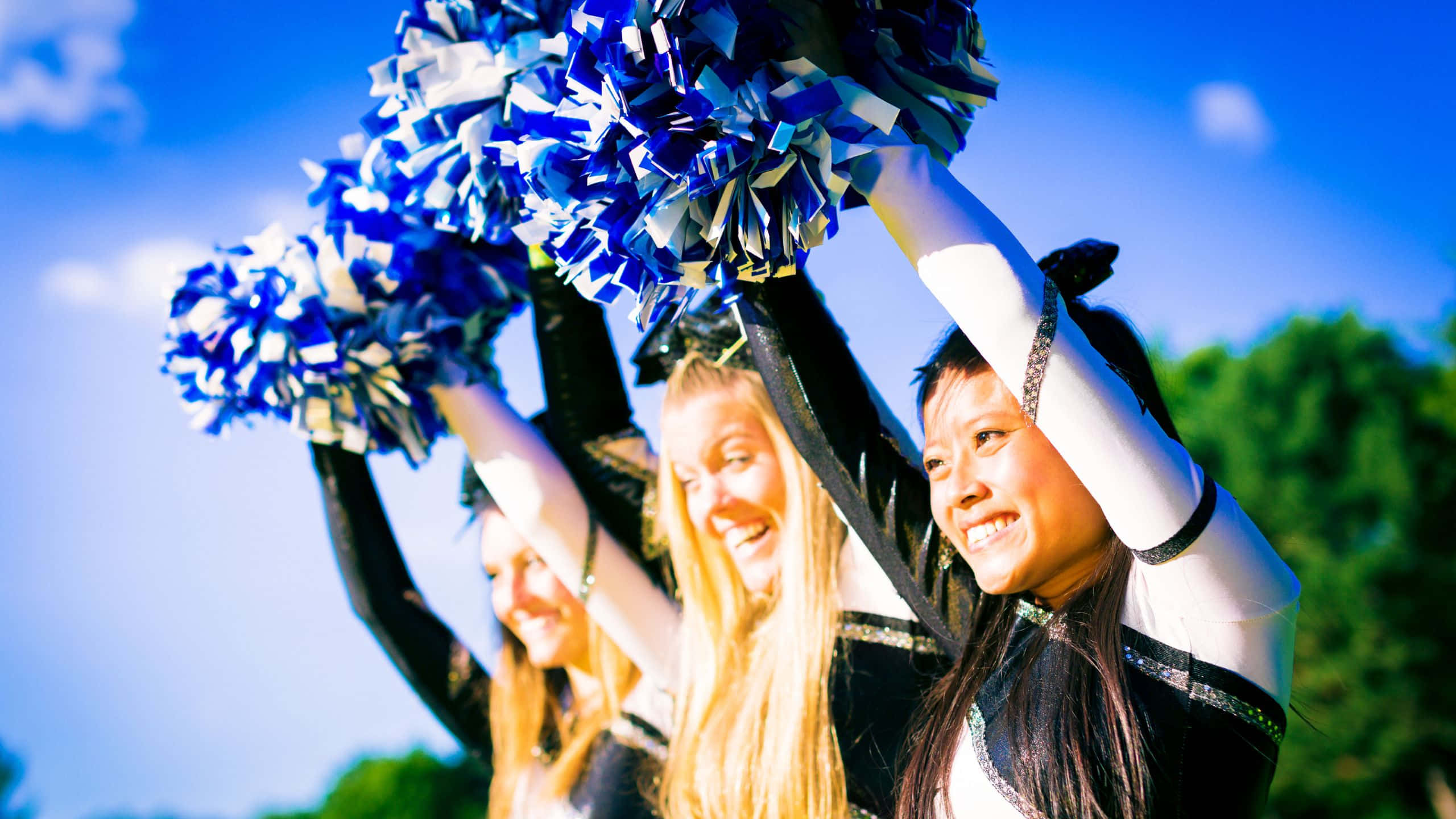 cheerleaders, black and white uniforms, blue and white pom-poms, 2K Desktop Wallpaper