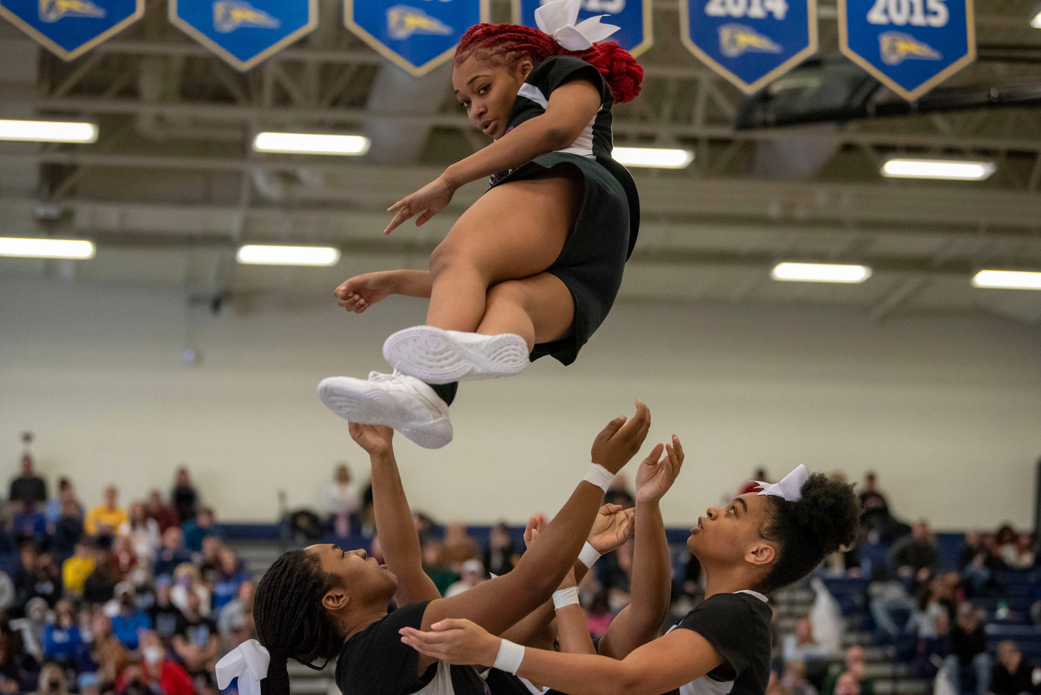 basket toss, black uniform, gymnasium, 2K Desktop Wallpaper