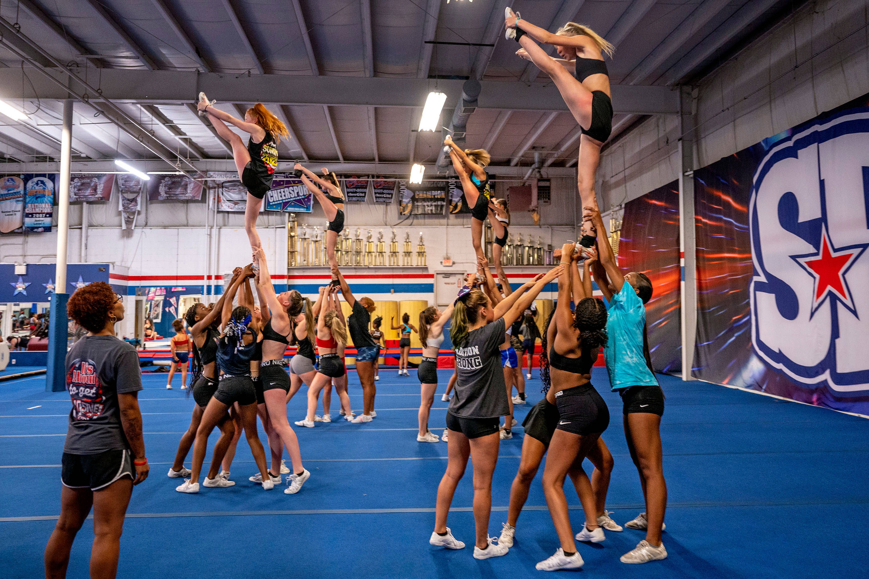 heel stretch, cheerleader, gym lights, 2K Desktop Wallpaper