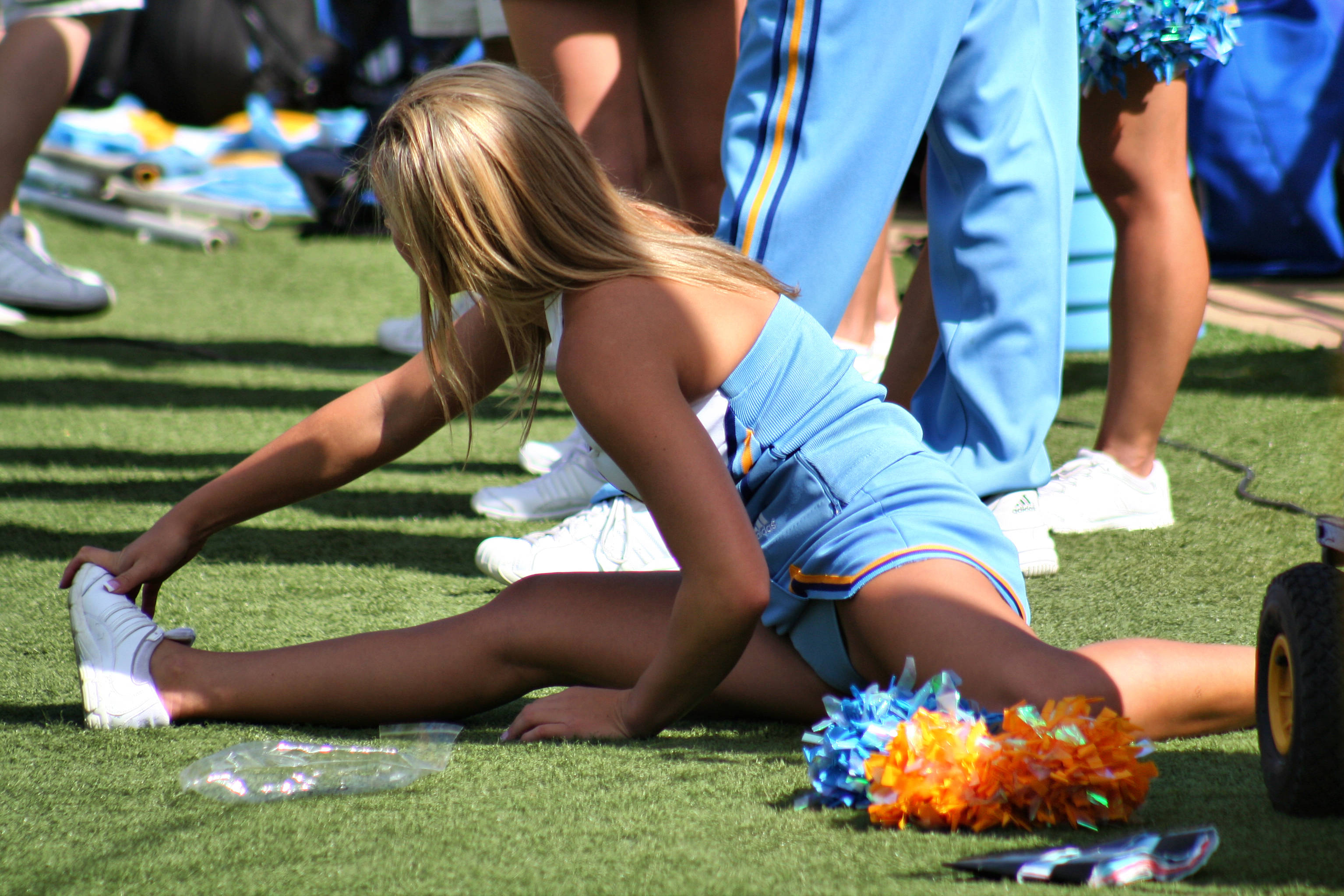 cheerleader, blue uniform, green turf, 2K Desktop Wallpaper