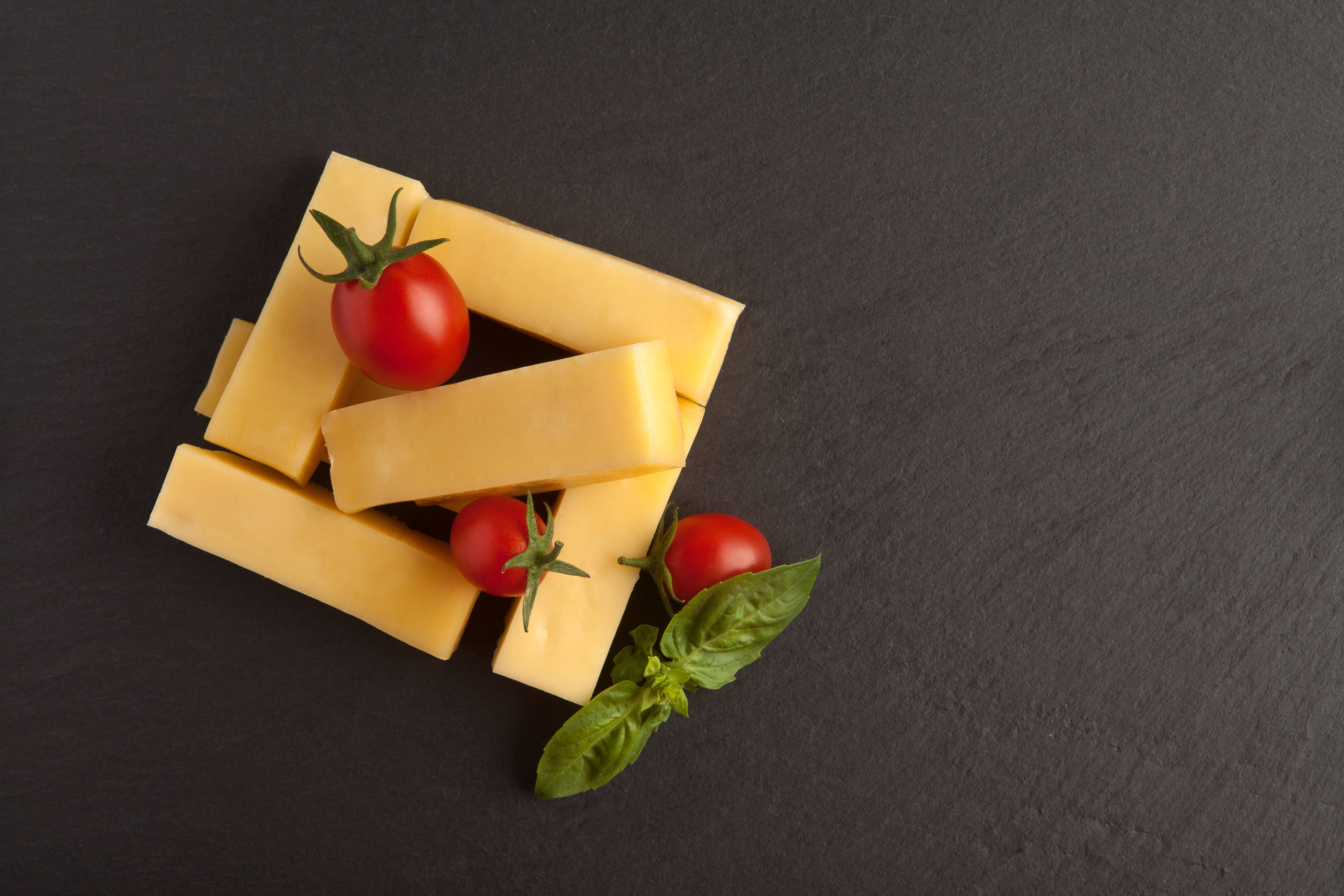 square cheese blocks, cherry tomatoes, basil leaves, 5K Desktop Wallpaper