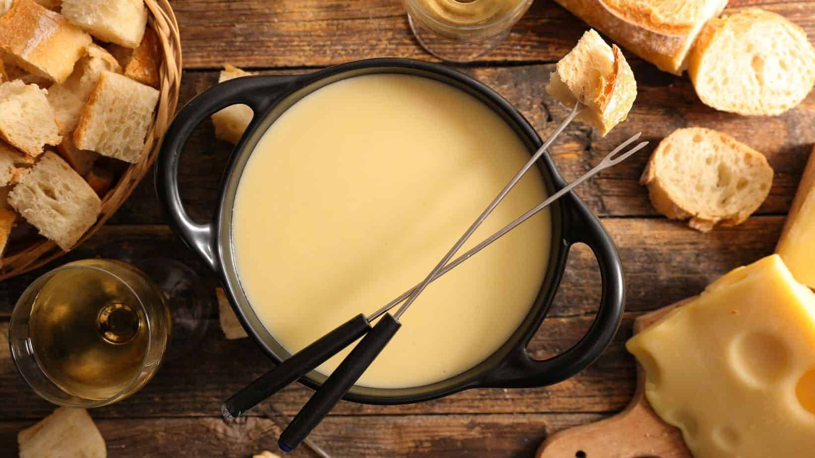 classic cheese fondue, creamy cheese fondue, crusty bread cubes, HD Desktop Wallpaper