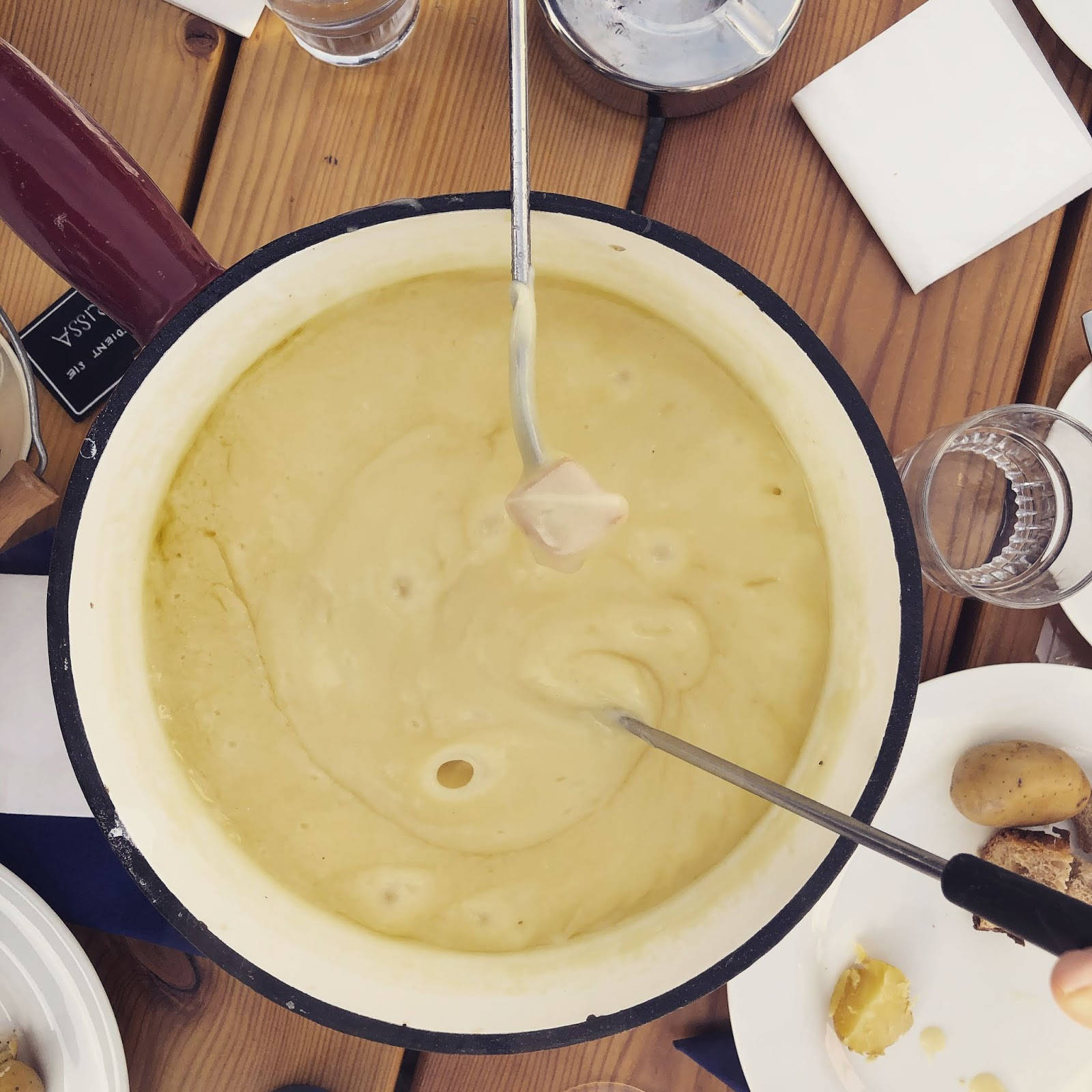 cheese fondue, white enamel pot, fondue fork, HD Desktop Wallpaper