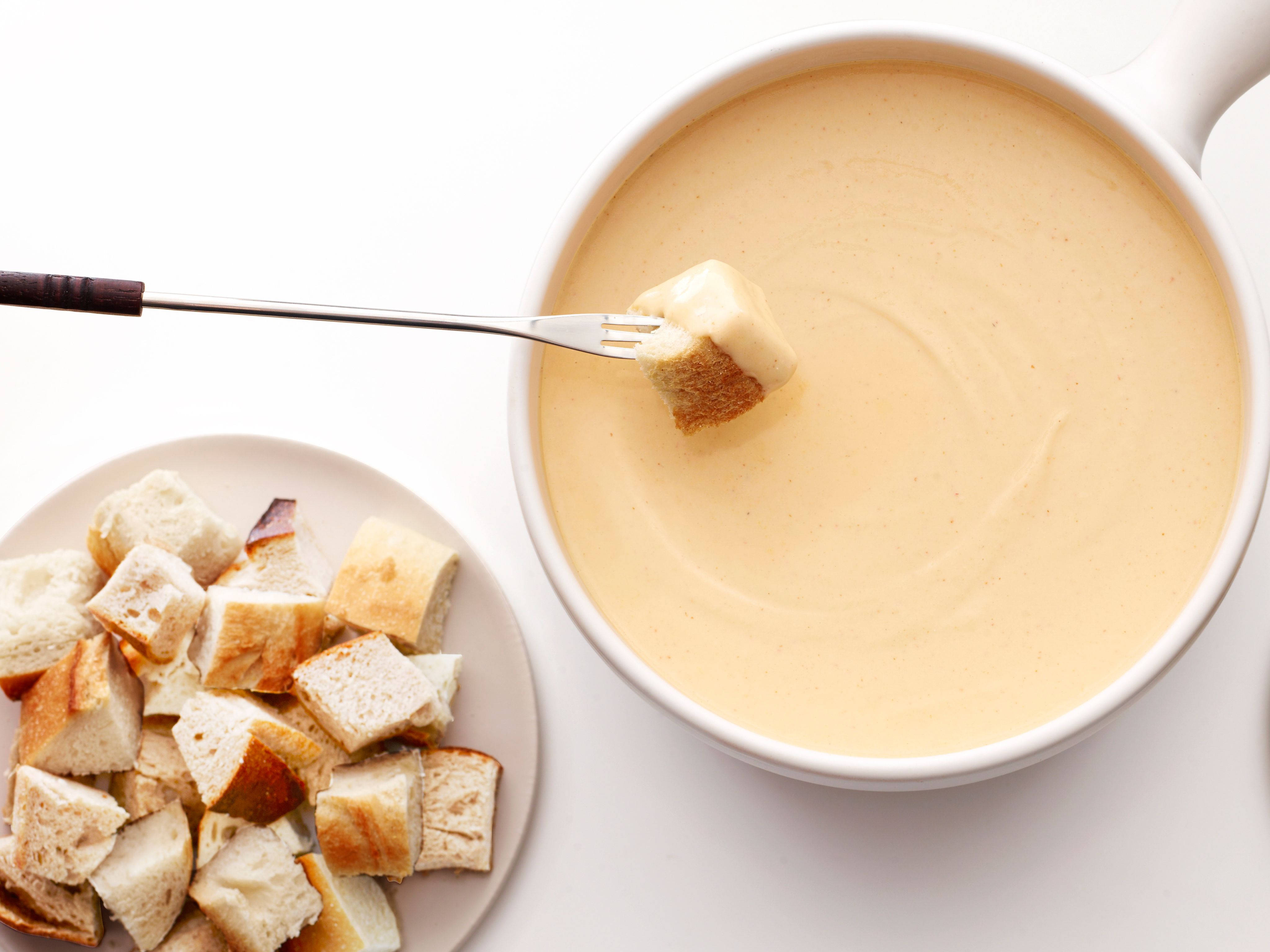 cheese fondue dish, white pot, bread cube, 4K Desktop Wallpaper