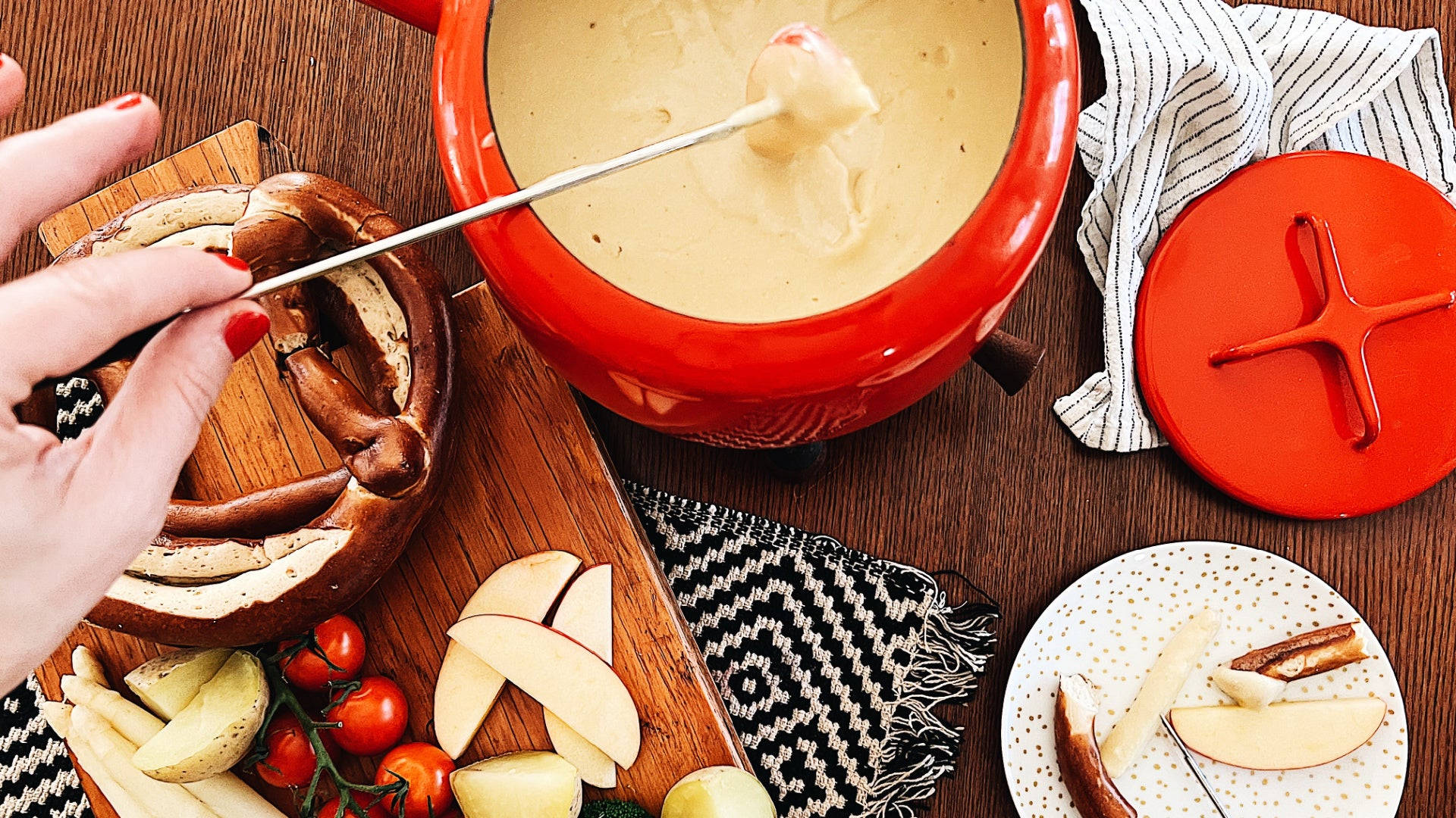 apple cheese fondue, cheese fondue, vibrant red pot, Full HD Desktop Wallpaper