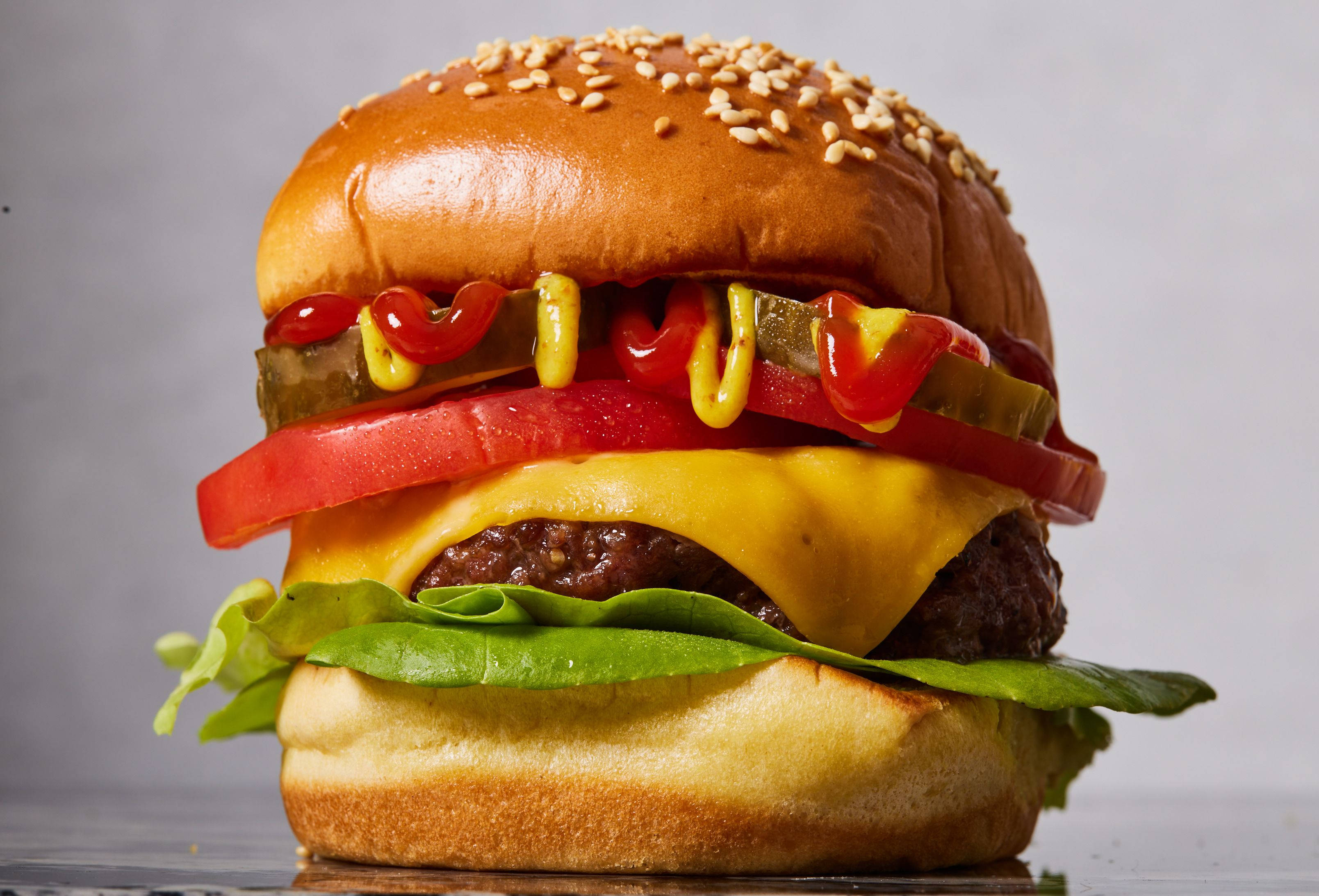 cheeseburger, sesame bun, tomato, 2K Desktop Wallpaper