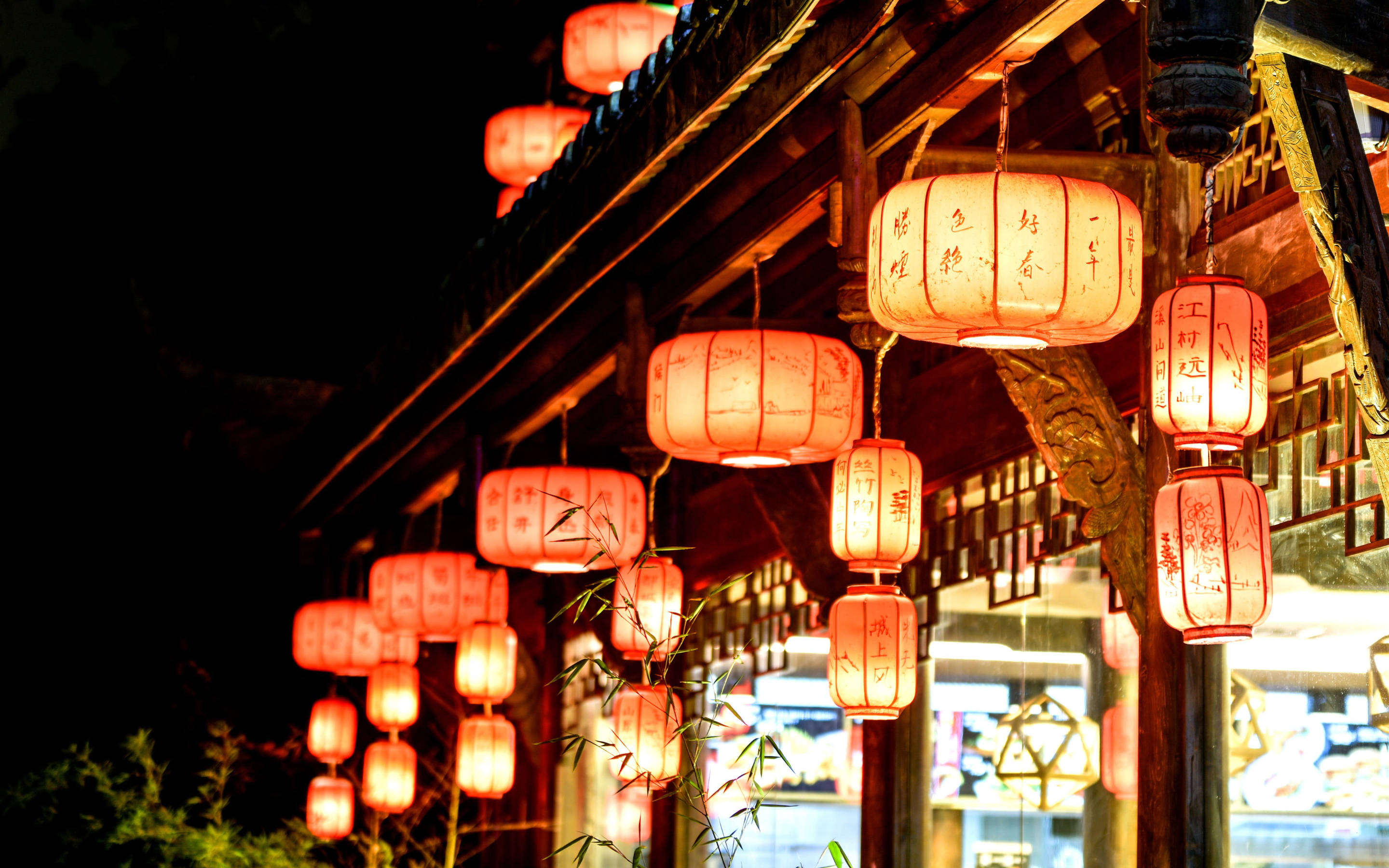 Chengdu, red lanterns, wooden eaves, 2K Desktop Wallpaper