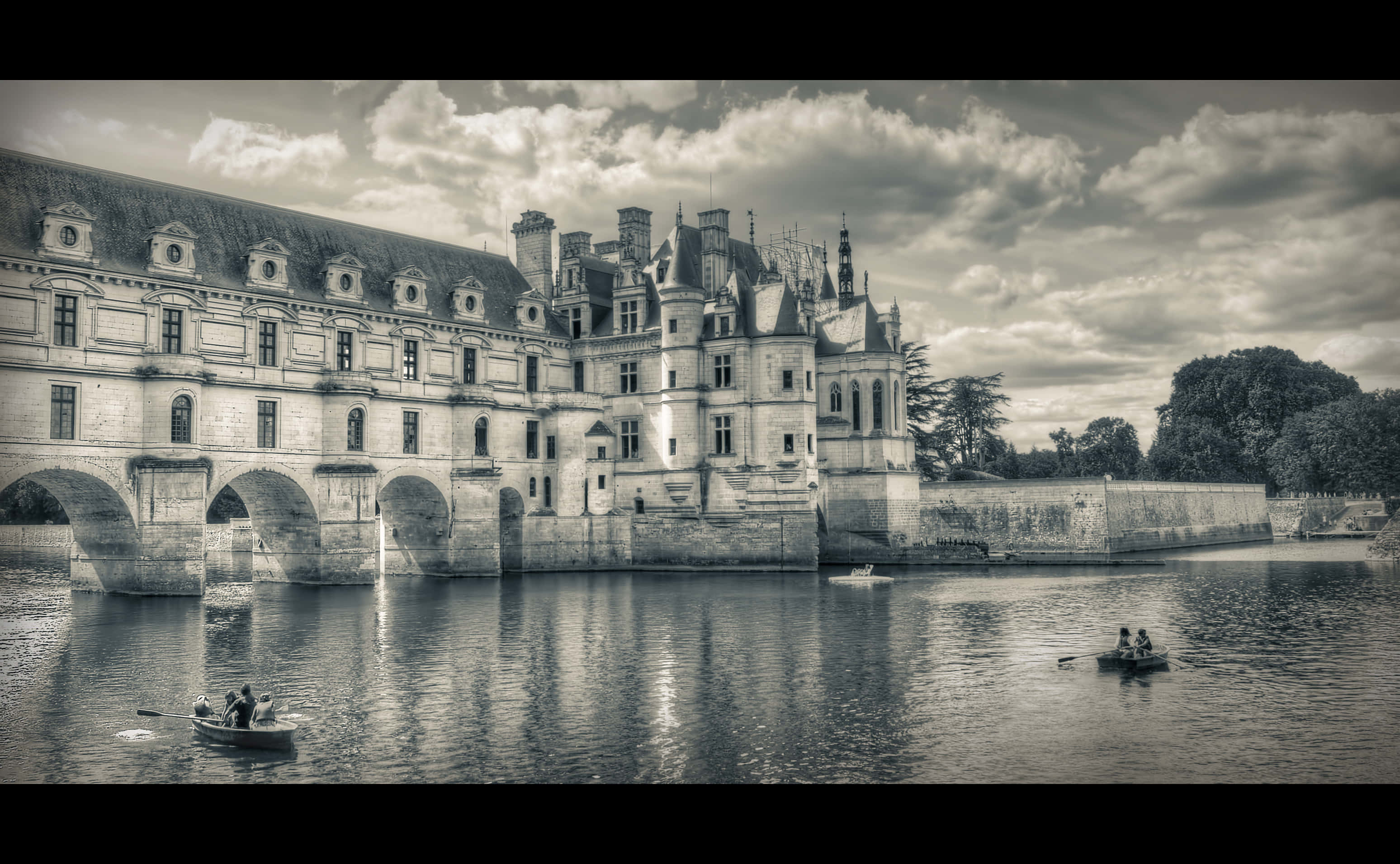 Chenonceau, arched stone bridges, calm river, 2K Desktop Wallpaper