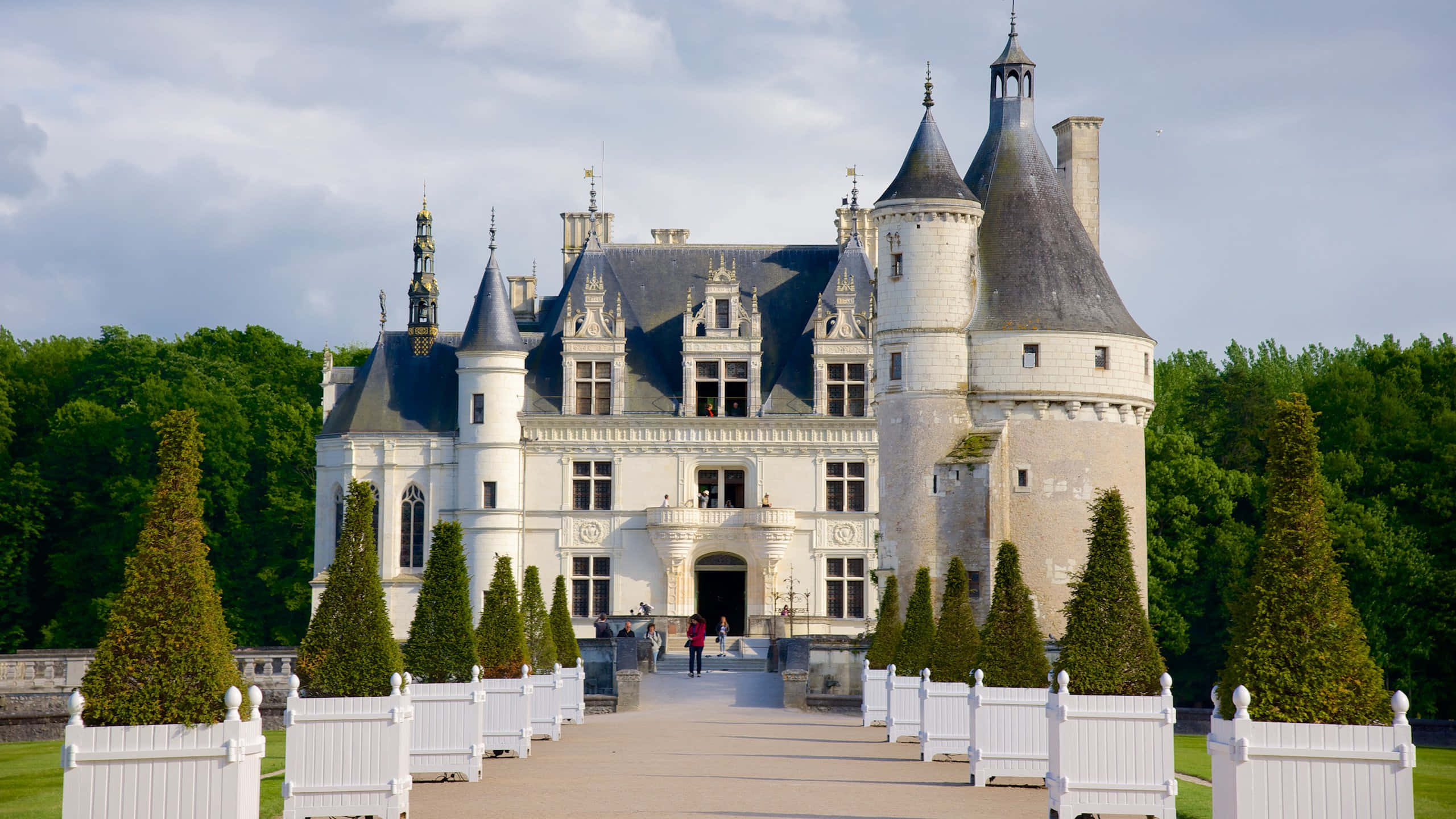 Chenonceau, bridge view, white French chateau, 2K Desktop Wallpaper