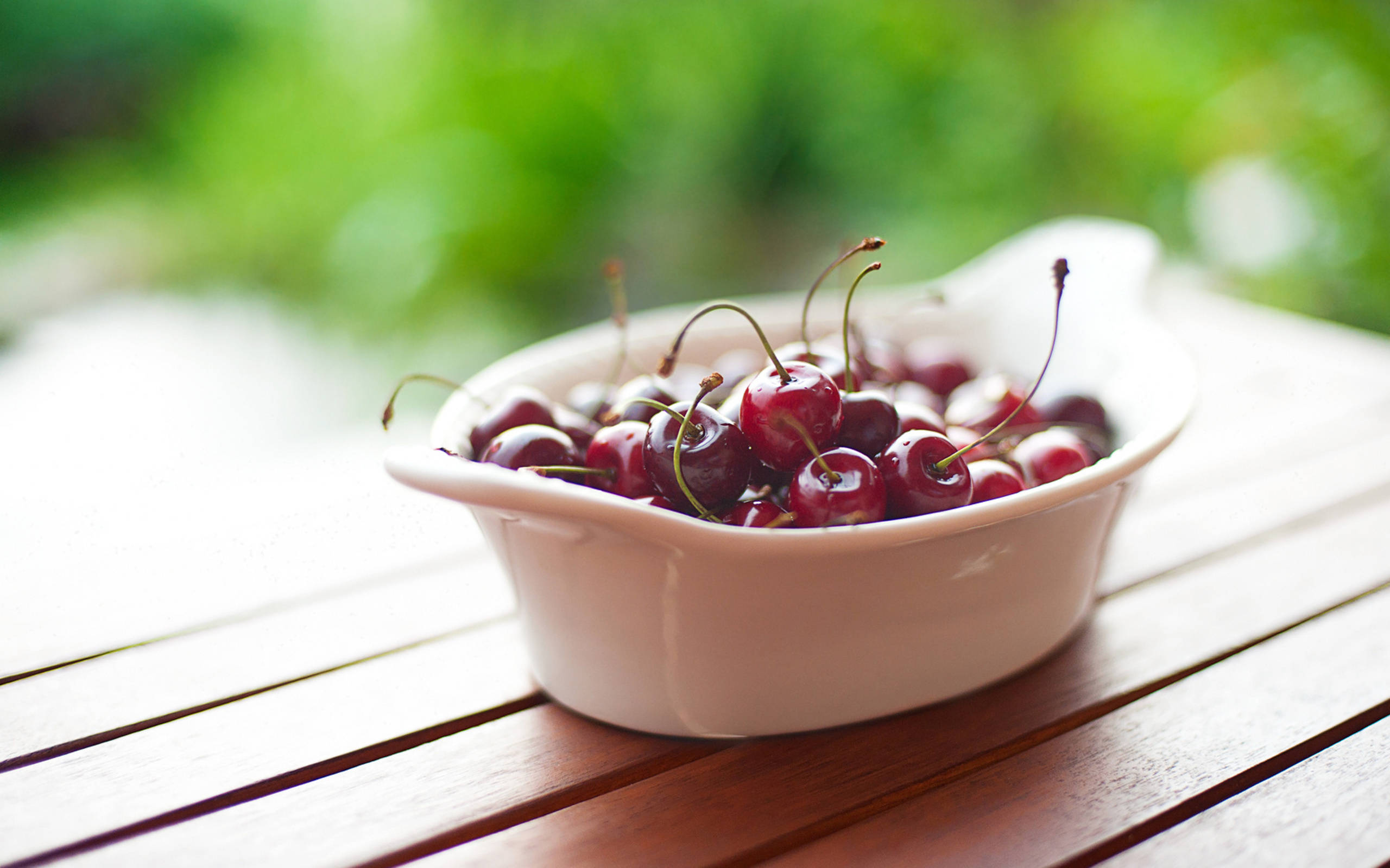 van cherries, white ceramic bowl, glossy red cherries, 2K Desktop Wallpaper