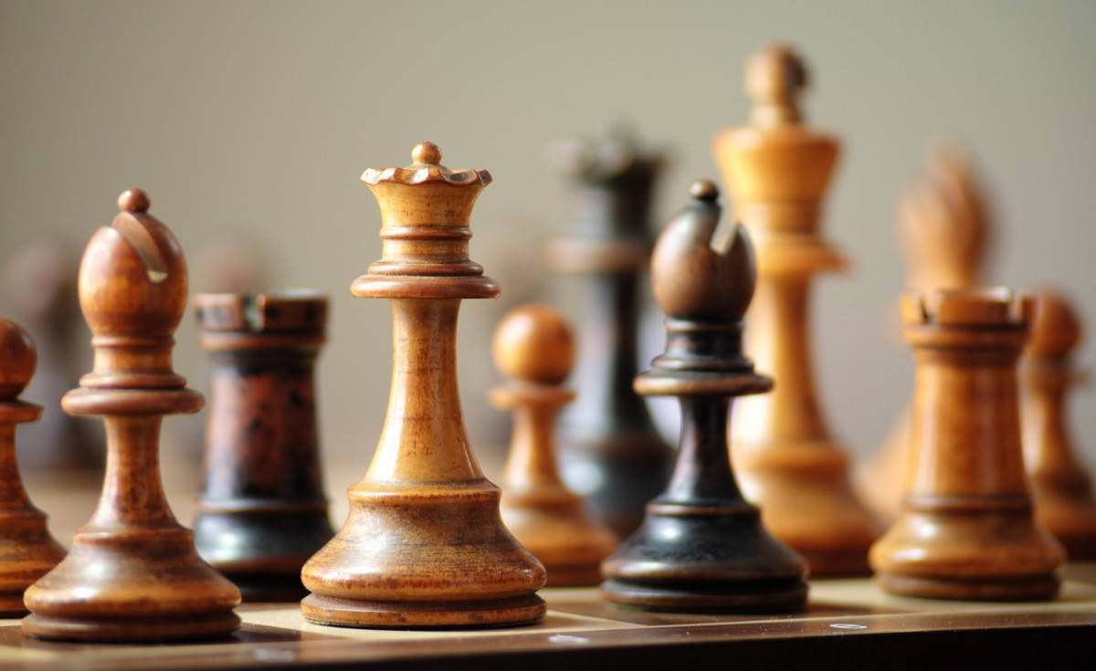 vintage chess, wooden chess pieces, light brown king, SD Desktop Wallpaper