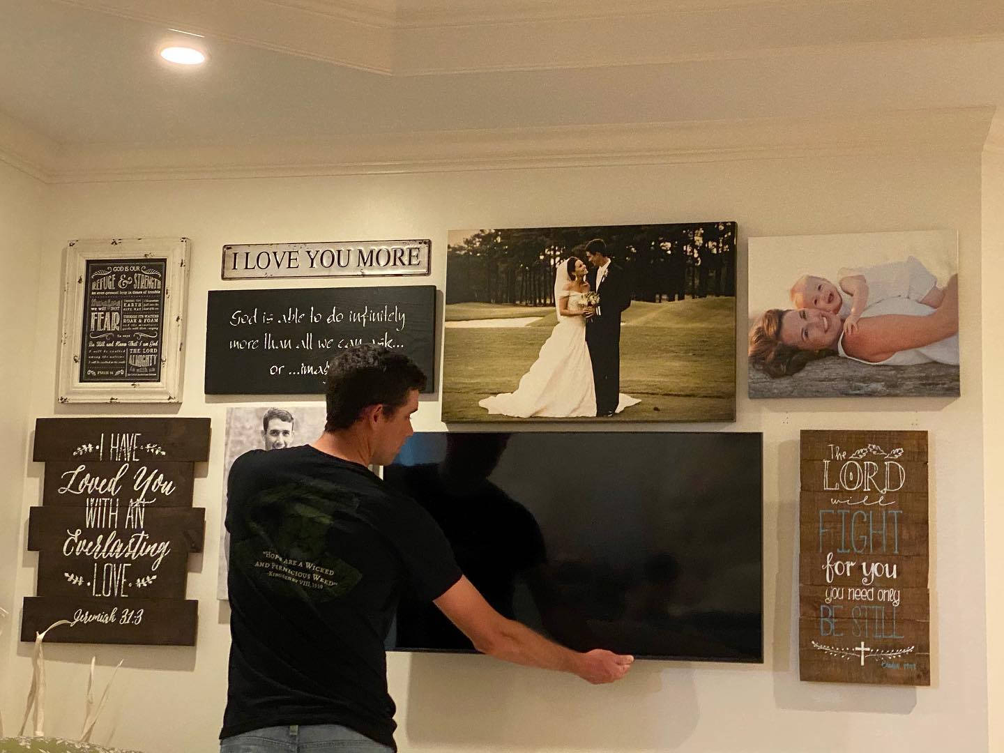 Chesson Hadley, TV, gallery wall of framed photos, HD Desktop Wallpaper