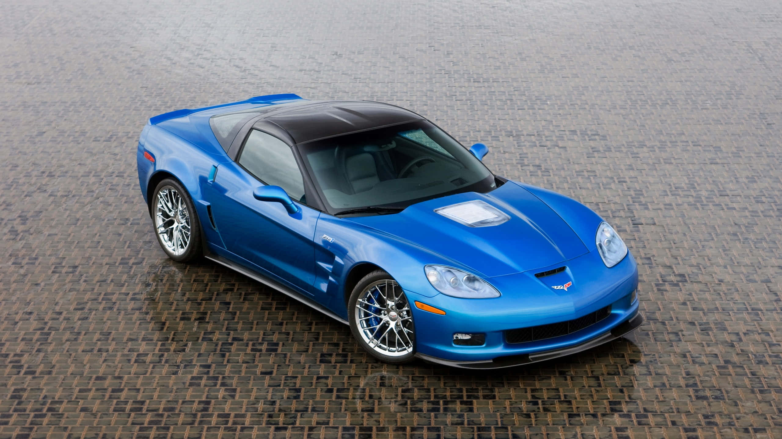 Chevrolet Corvette ZR1, vibrant blue, black roof, 2K Desktop Wallpaper
