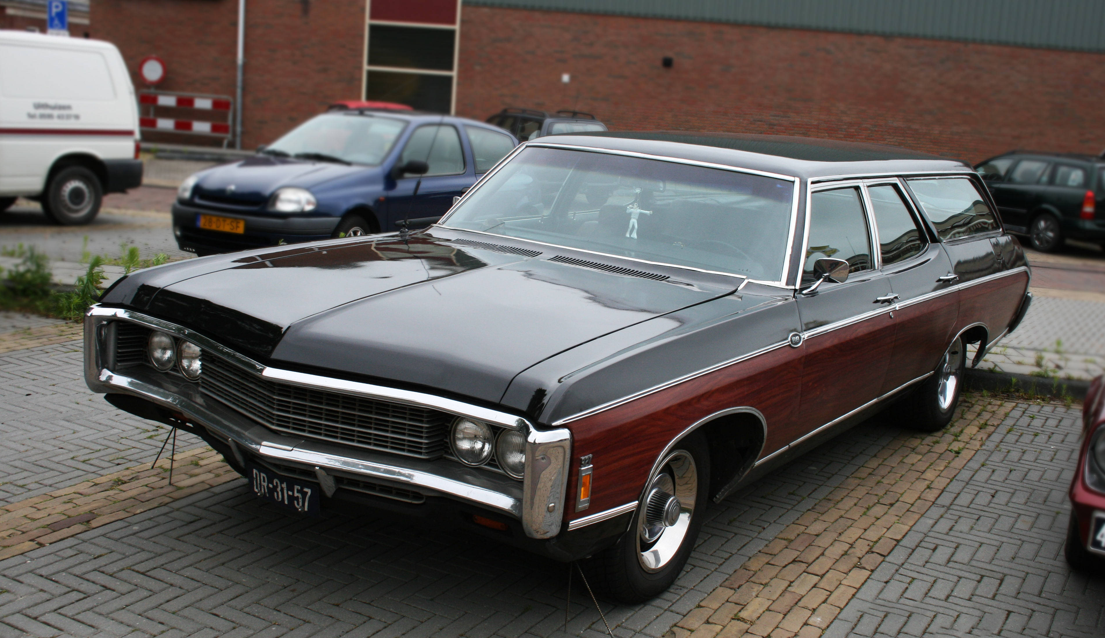Chevrolet Impala 1967, wagon, black and maroon paint, 2K Desktop Wallpaper