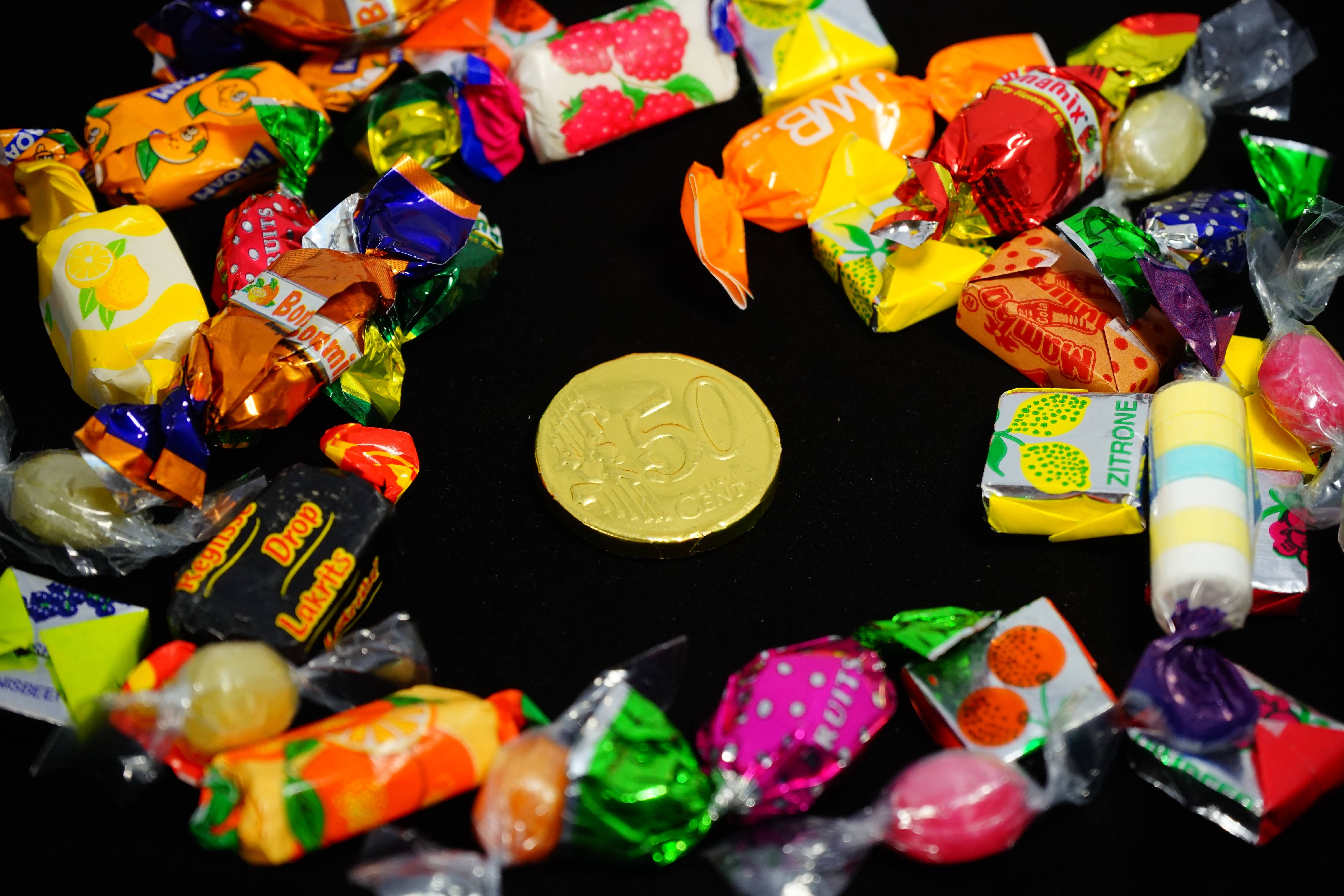 chewy candies, gold coin, 50 cent coin, 5K Desktop Wallpaper