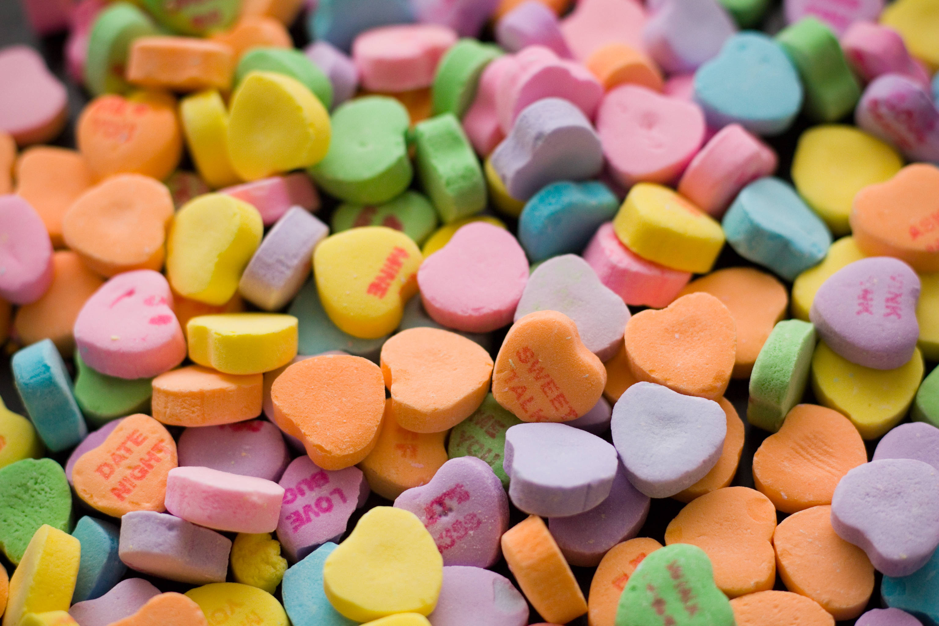 chewy candy hearts, pastel heart-shaped candies, sweet messages, 2K Desktop Wallpaper