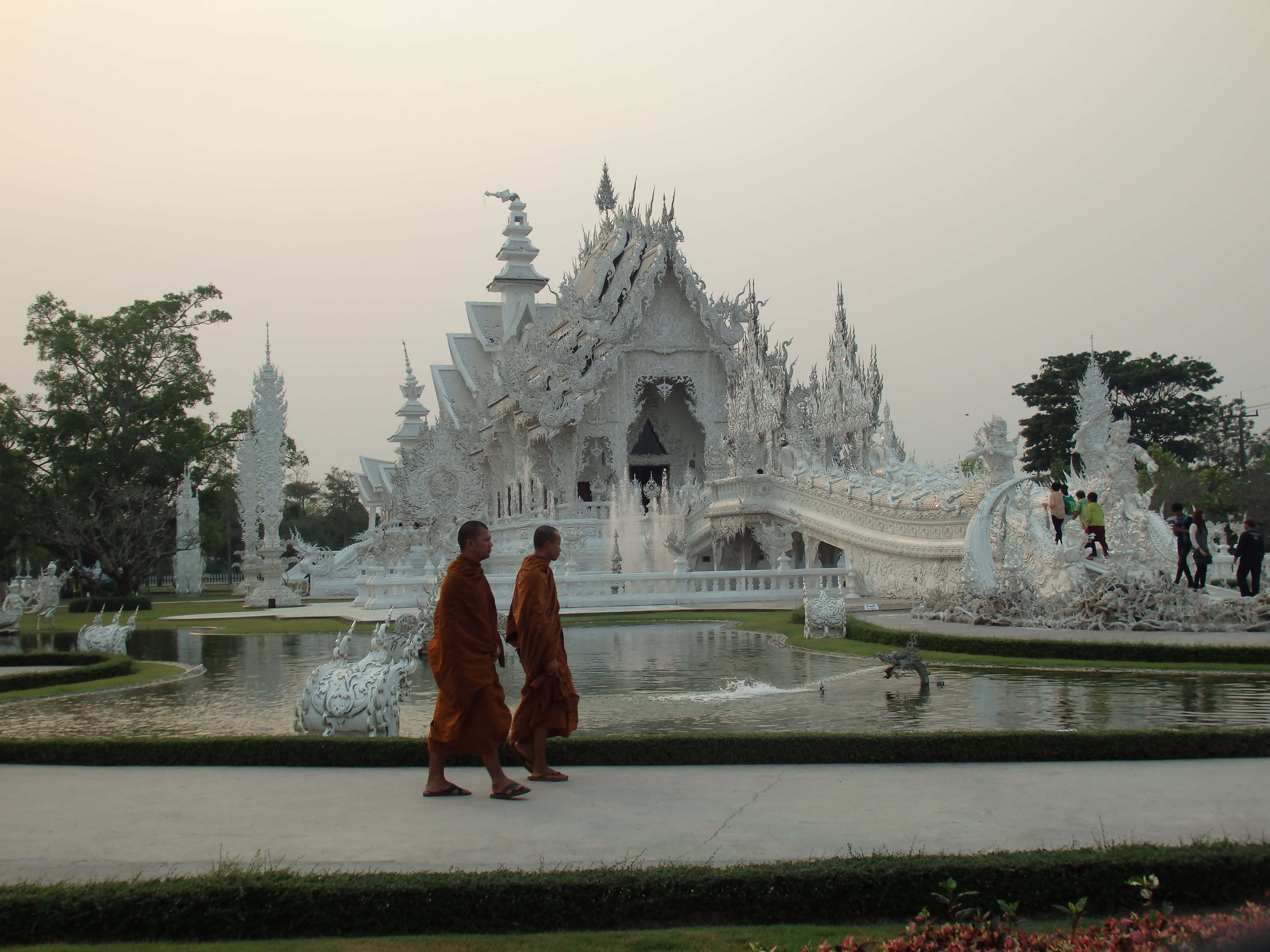 Chiang Rai, orange robes, white temple, 4K Desktop Wallpaper