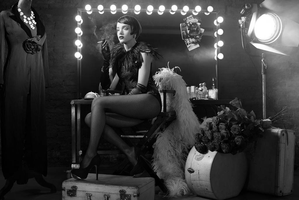 1930s style, feathered attire, vintage mirror, SD Desktop Wallpaper