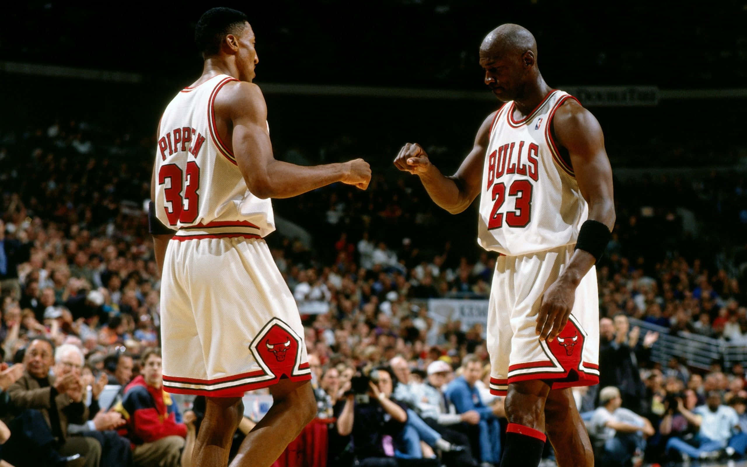 Chicago Bulls, white and red uniforms, fist bump, 2K Desktop Wallpaper
