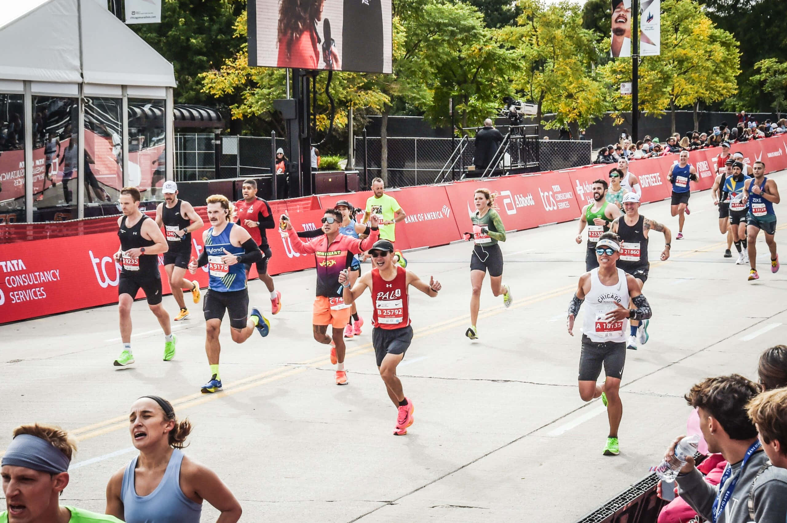 Chicago Marathon, city street, red barriers, 2K Desktop Wallpaper