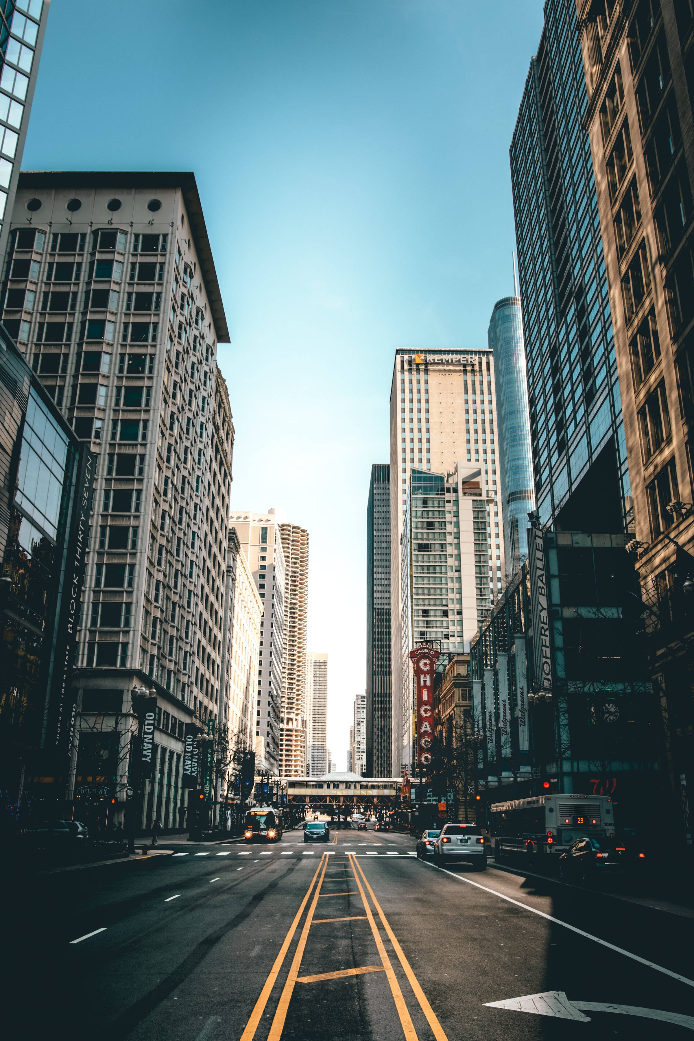 Chicago Skyline, vintage filter, bustling Chicago street, 2K Phone Wallpaper