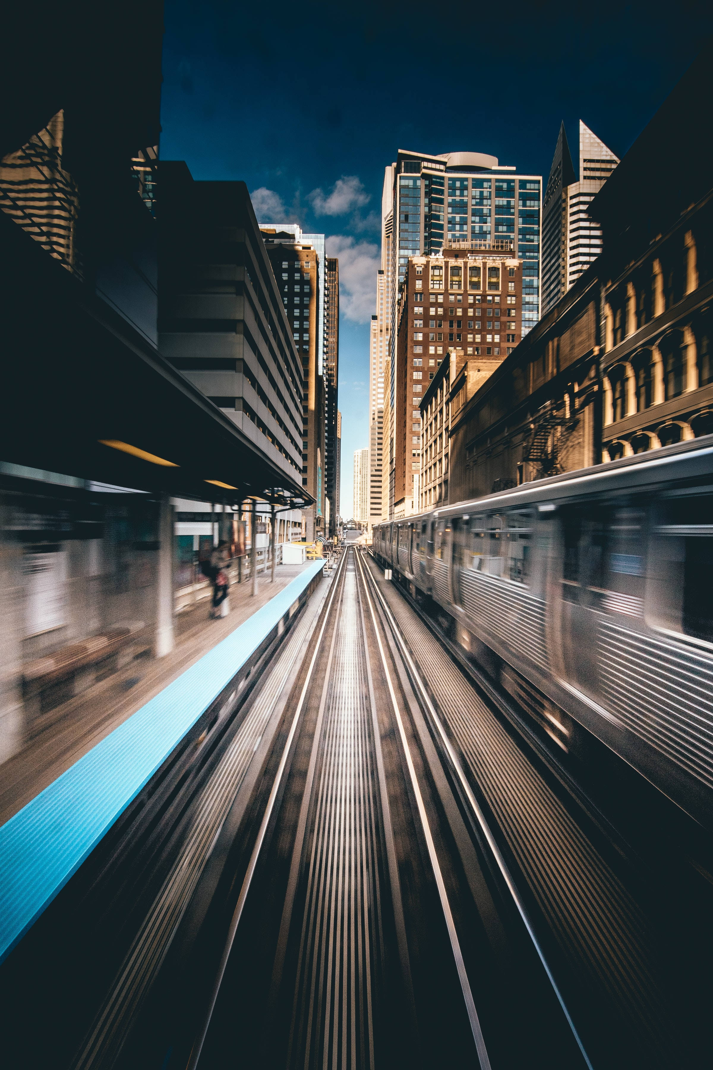 Chicago Skyline, train station, elevated tracks, 2K Phone Wallpaper
