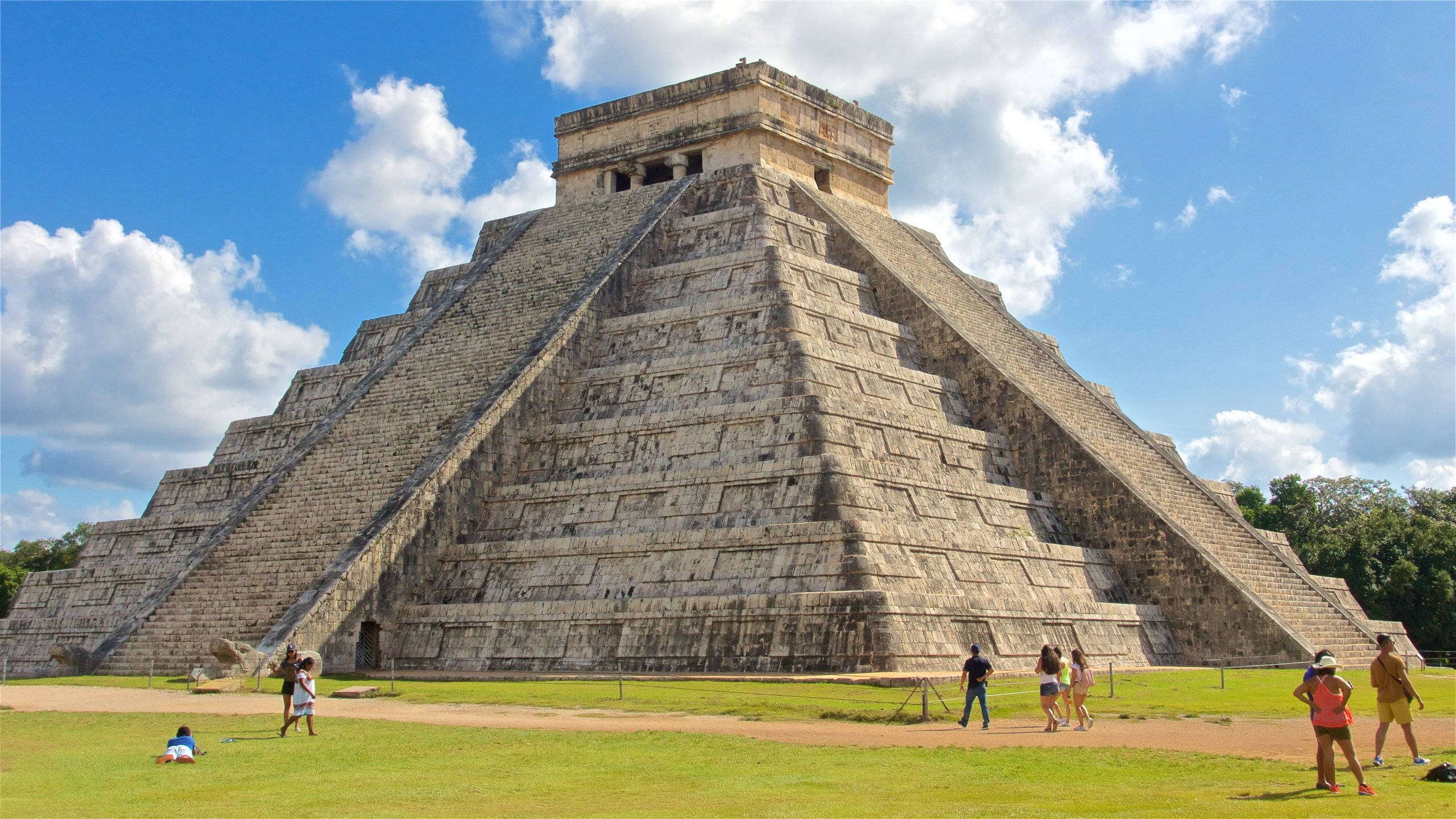 Chichen Itza, green grass, ancient stone pyramid, 2K Desktop Wallpaper