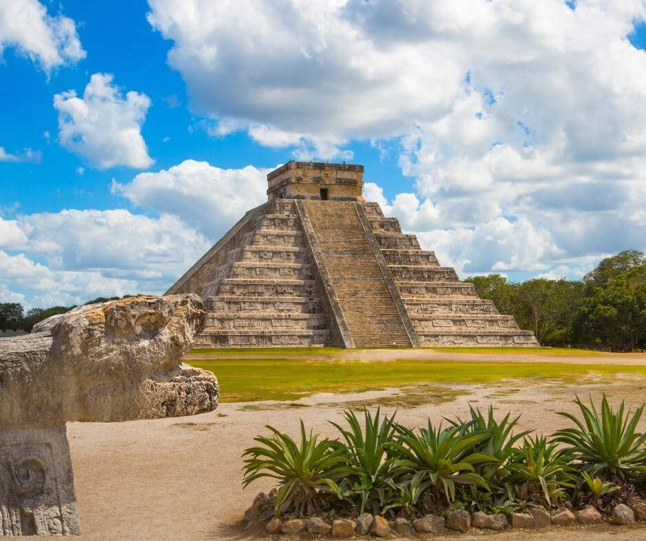 Chichen Itza, ancient Mayan pyramid, bright blue sky, SD Desktop Wallpaper