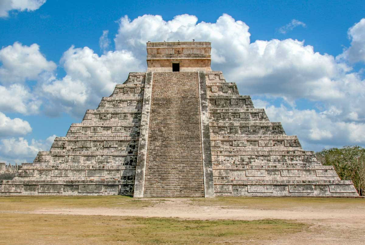Chichen Itza, ancient Mayan pyramid, bright blue sky, SD Desktop Wallpaper