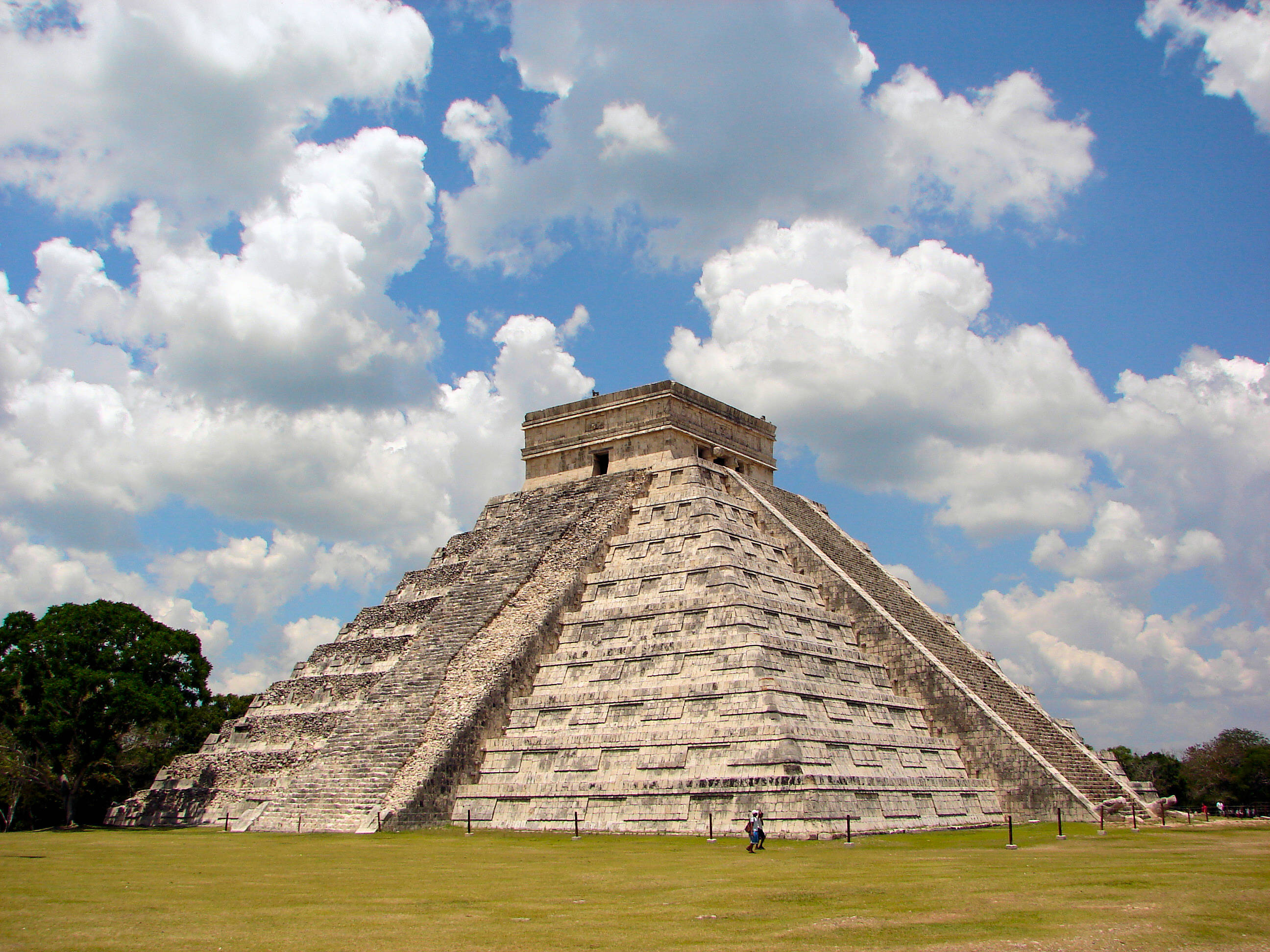 Chichen Itza, ancient Mayan pyramid, bright blue sky, 2K Desktop Wallpaper