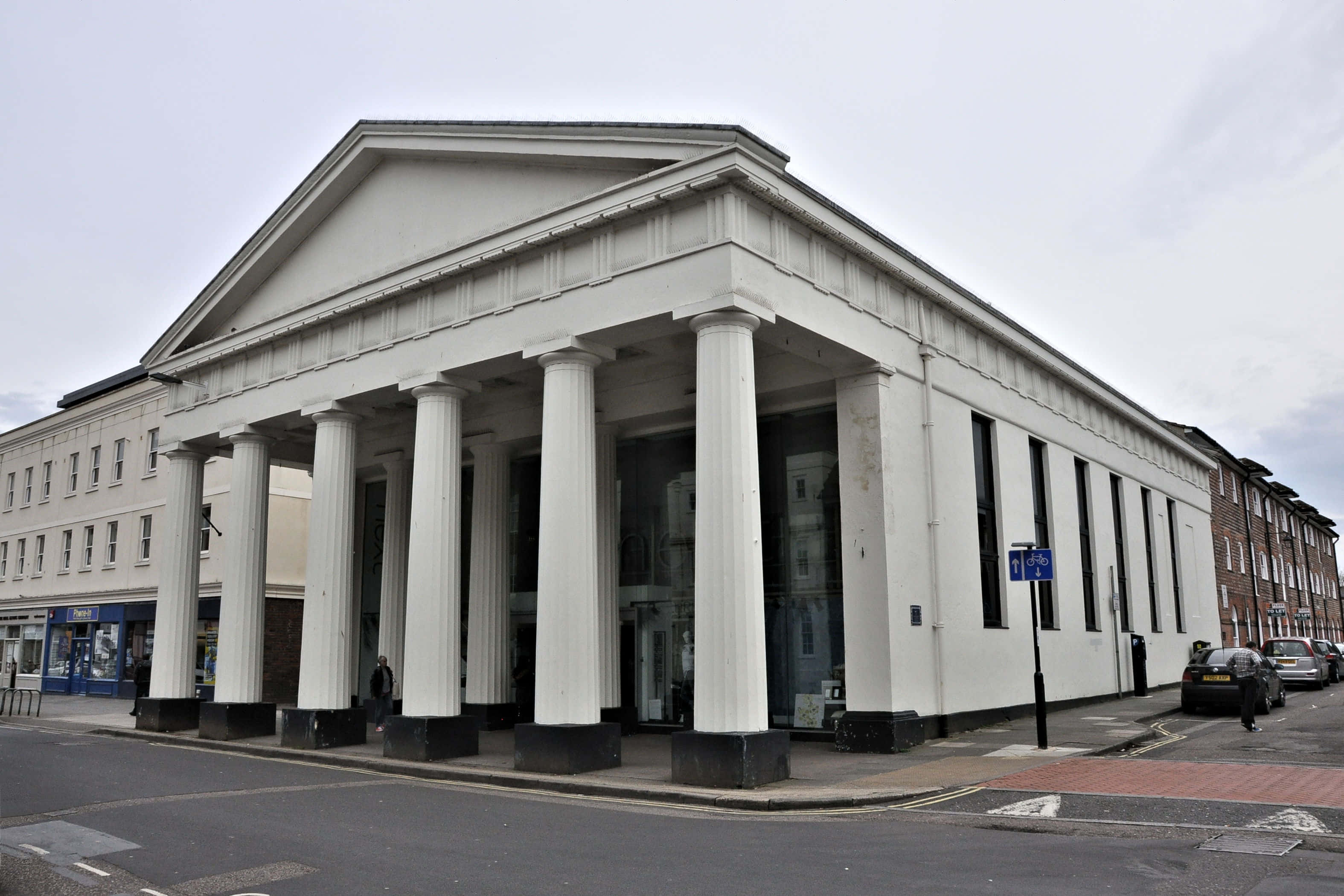 Chichester, classic architecture, white neoclassical building, 2K Desktop Wallpaper