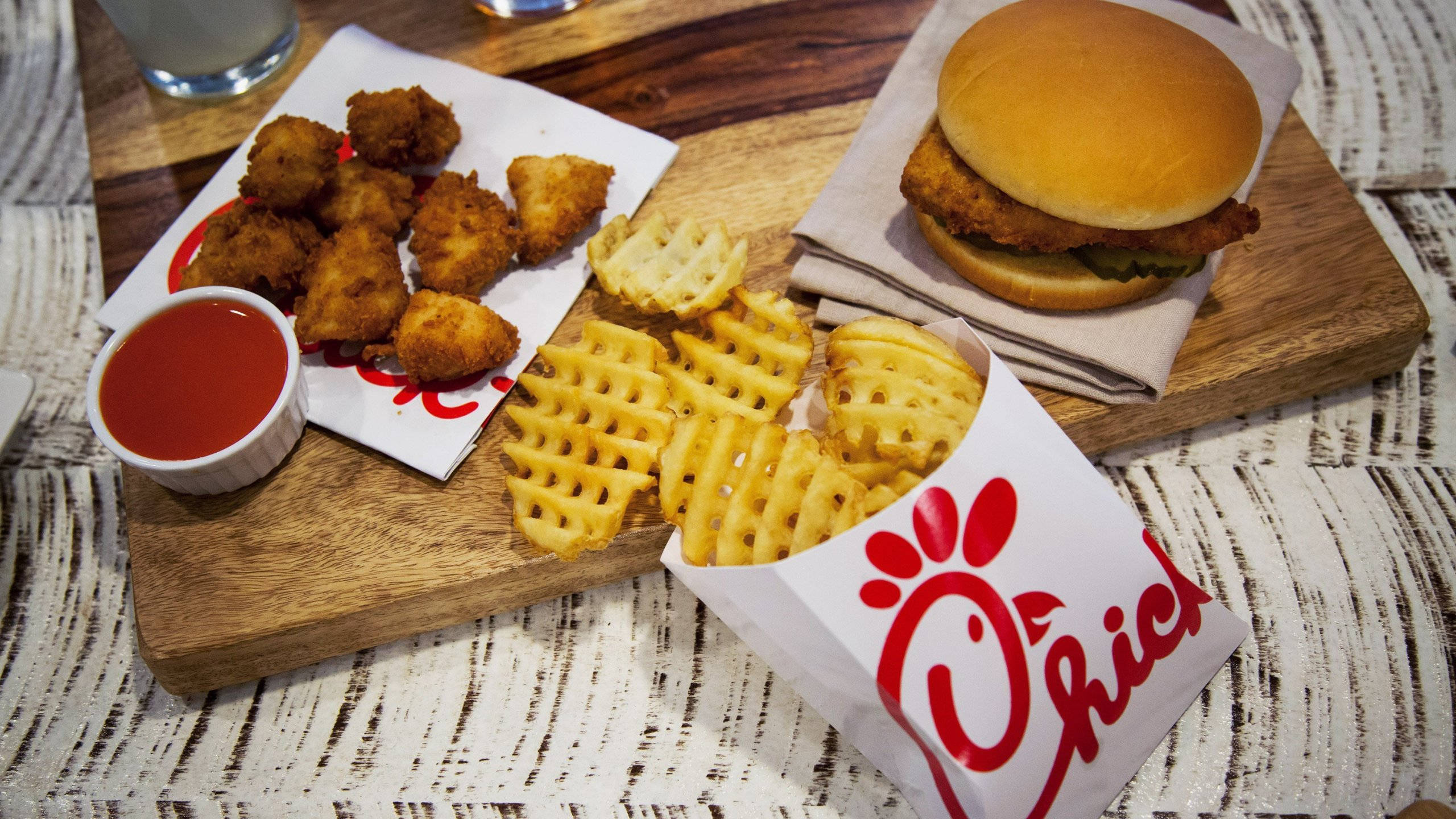 Chick Fil A, crispy chicken sandwich, waffle fries, 2K Desktop Wallpaper
