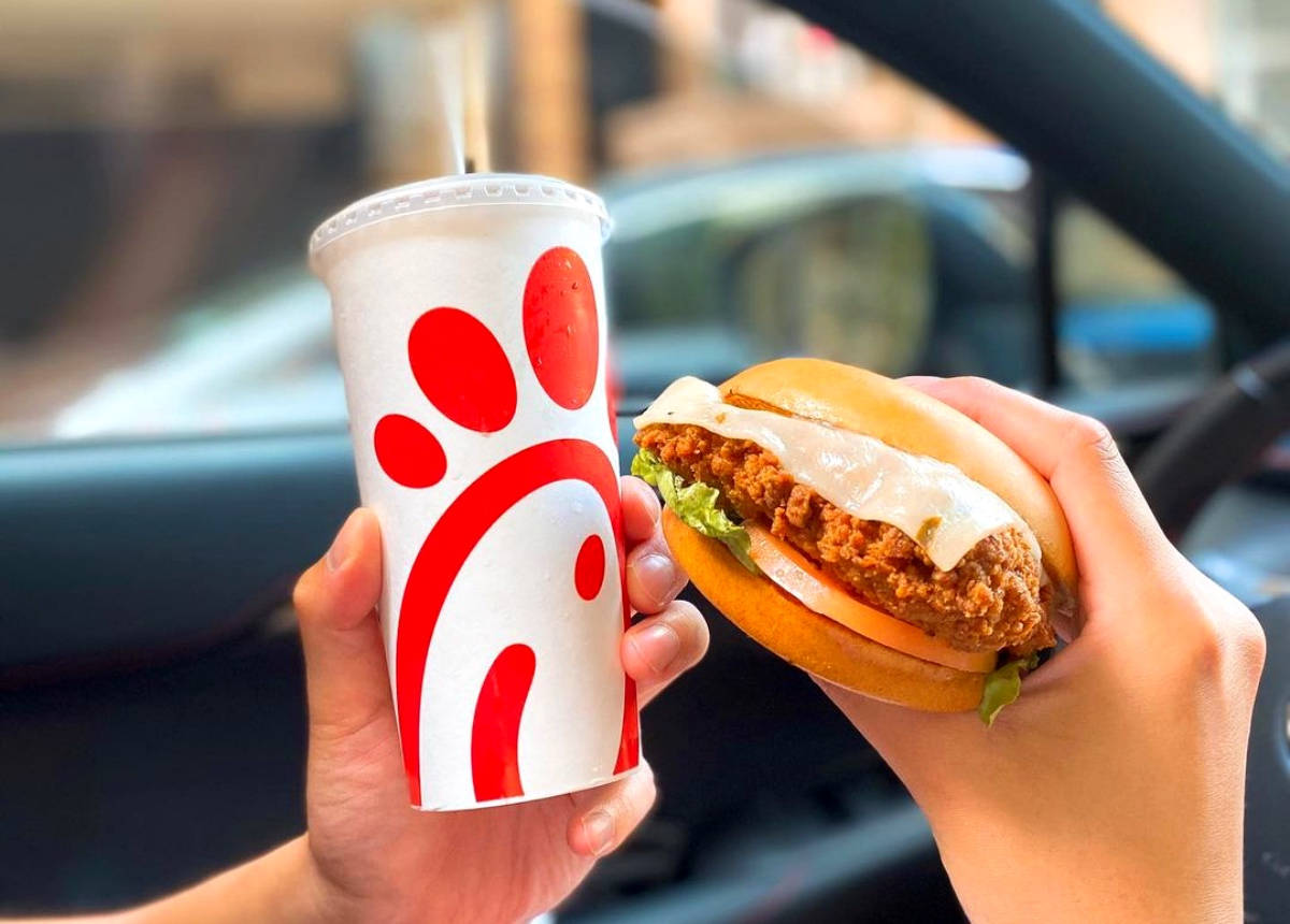 Chick-fil-A, chicken sandwich, drink, SD Desktop Wallpaper