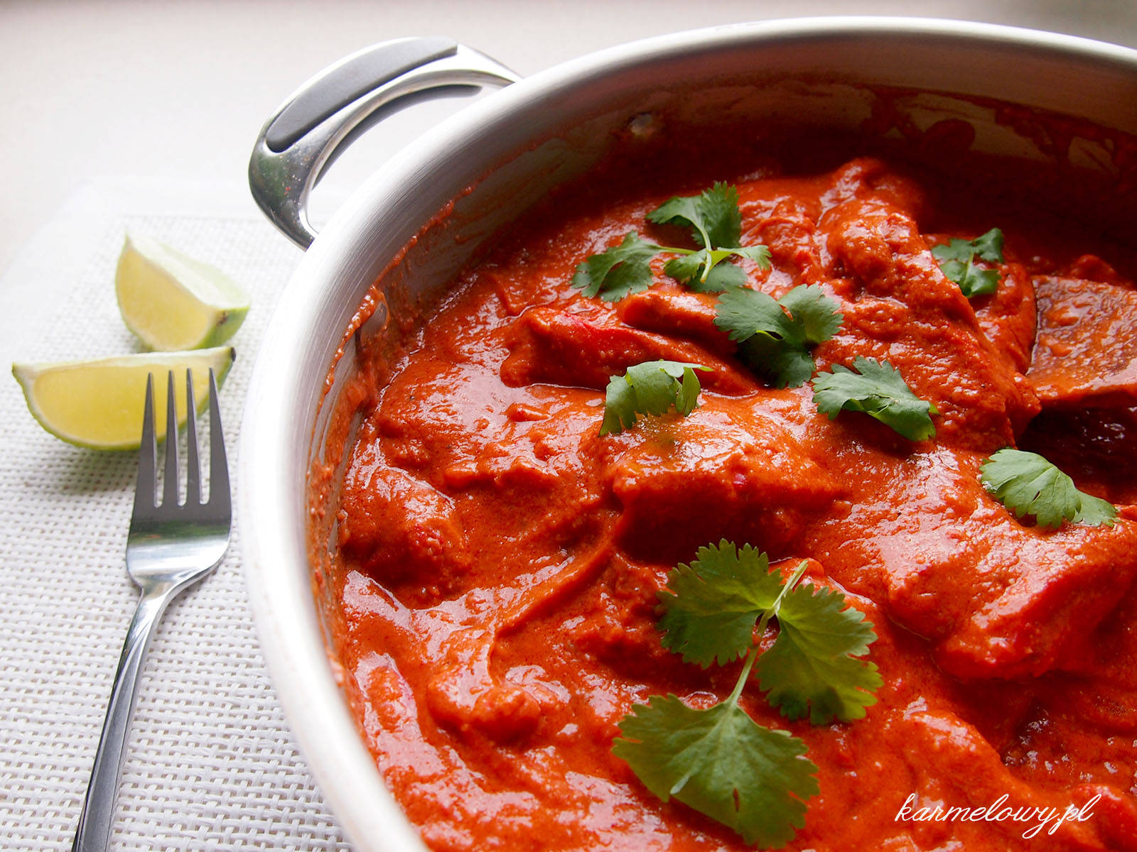 butter chicken, white ceramic pot, fresh cilantro garnish, HD Desktop Wallpaper
