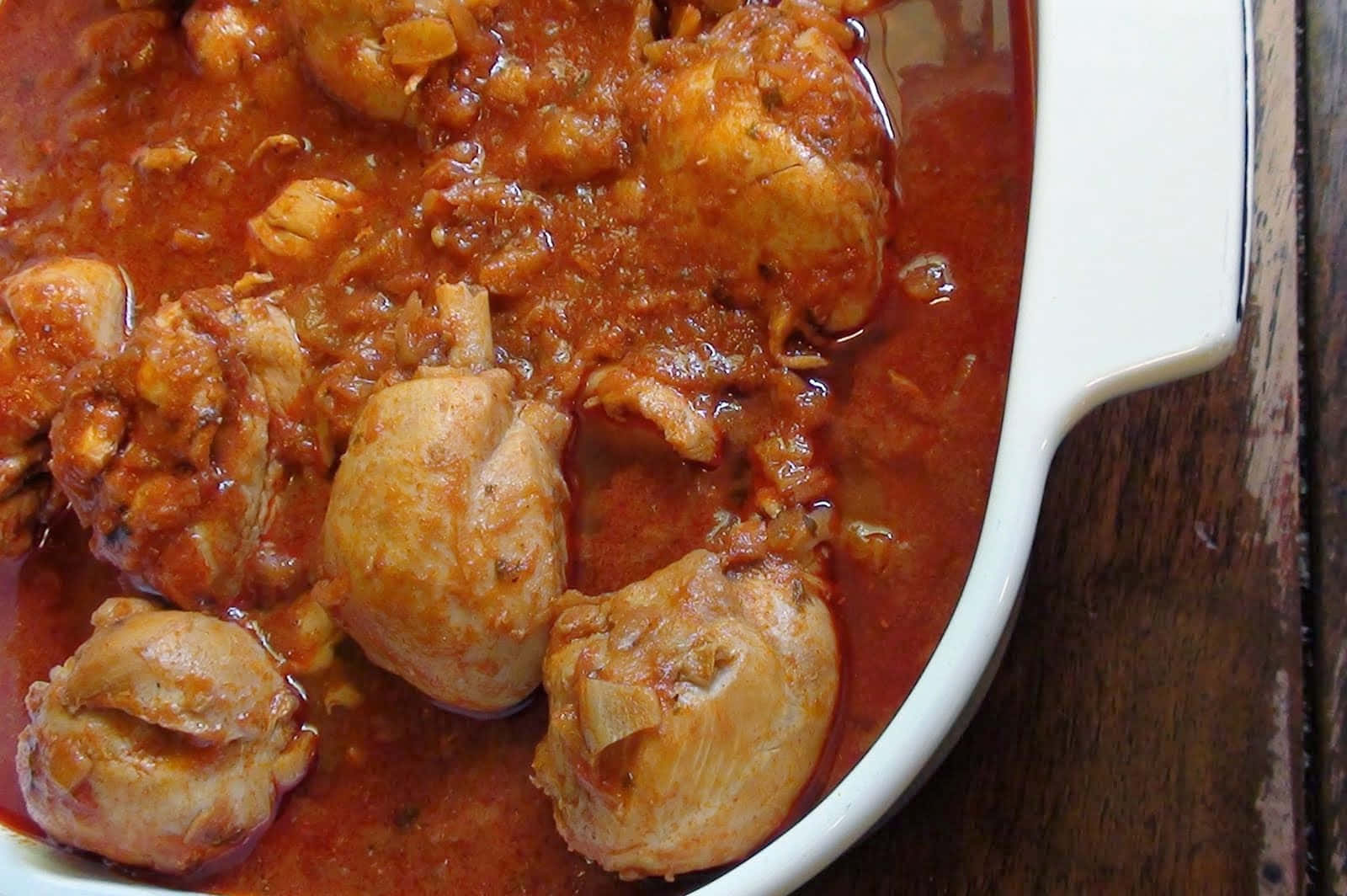 Hungarian American Paprikás Csirke Casserole, red chicken curry, white ceramic dish, HD Desktop Wallpaper