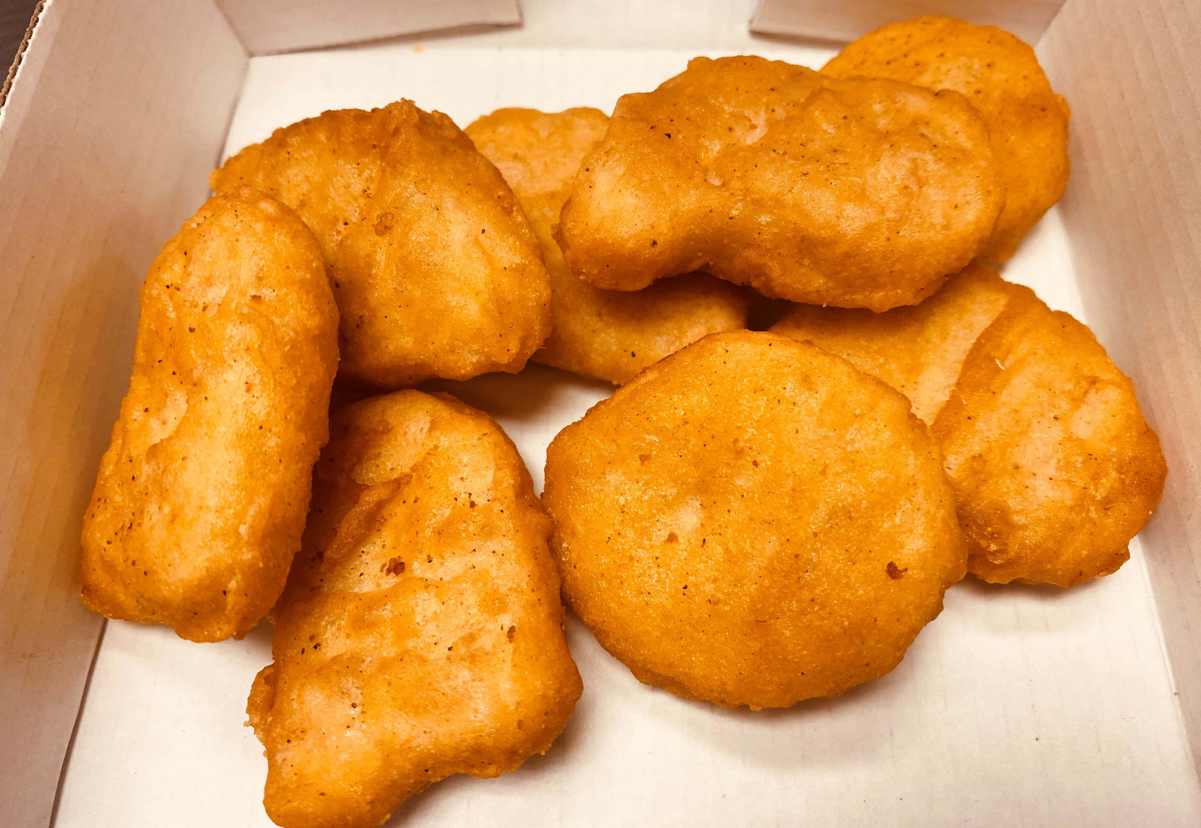 chicken nuggets, golden-brown crispy, white cardboard box, 4K Desktop Wallpaper