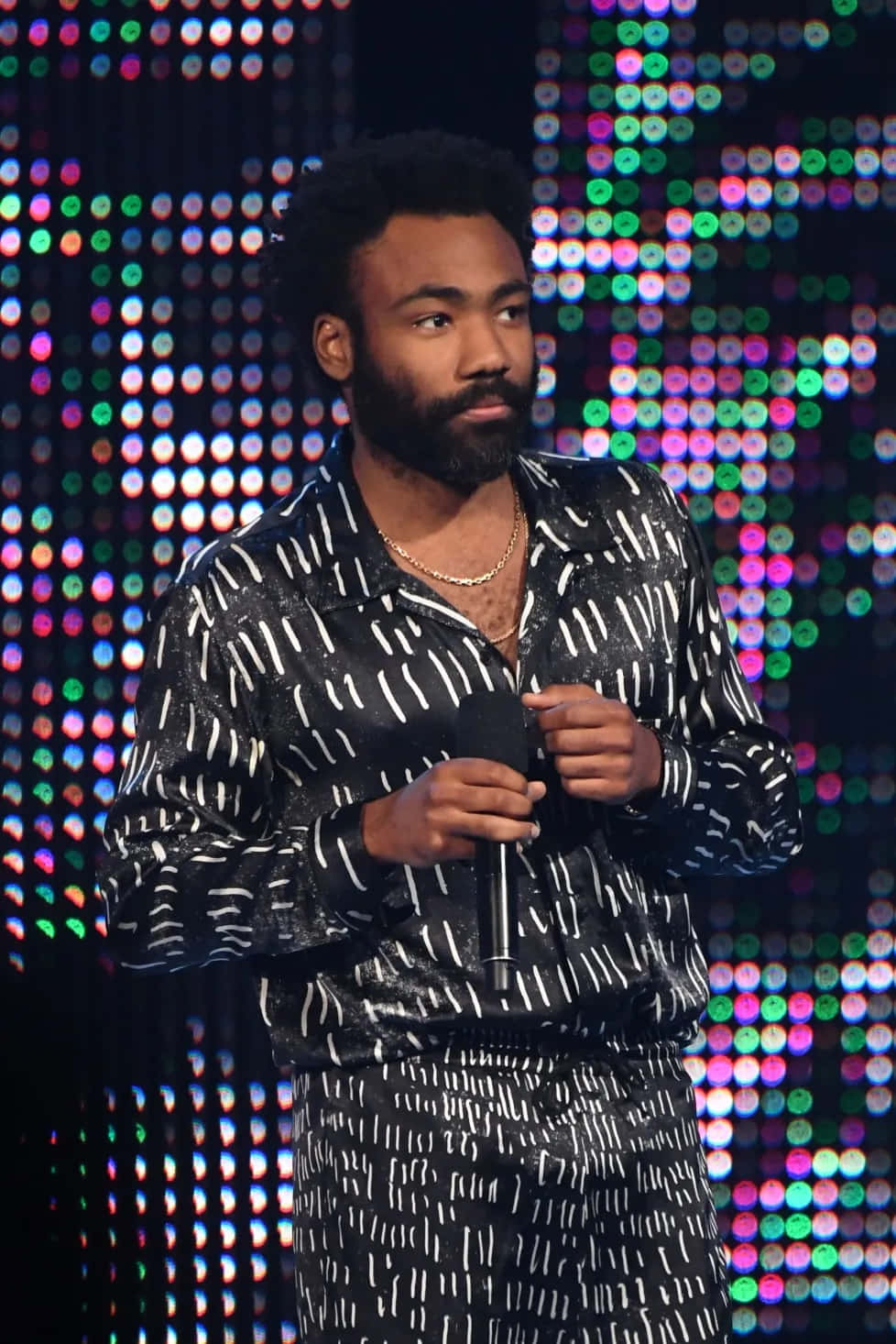 Childish Gambino, black and white patterned outfit, microphone, HD Phone Wallpaper