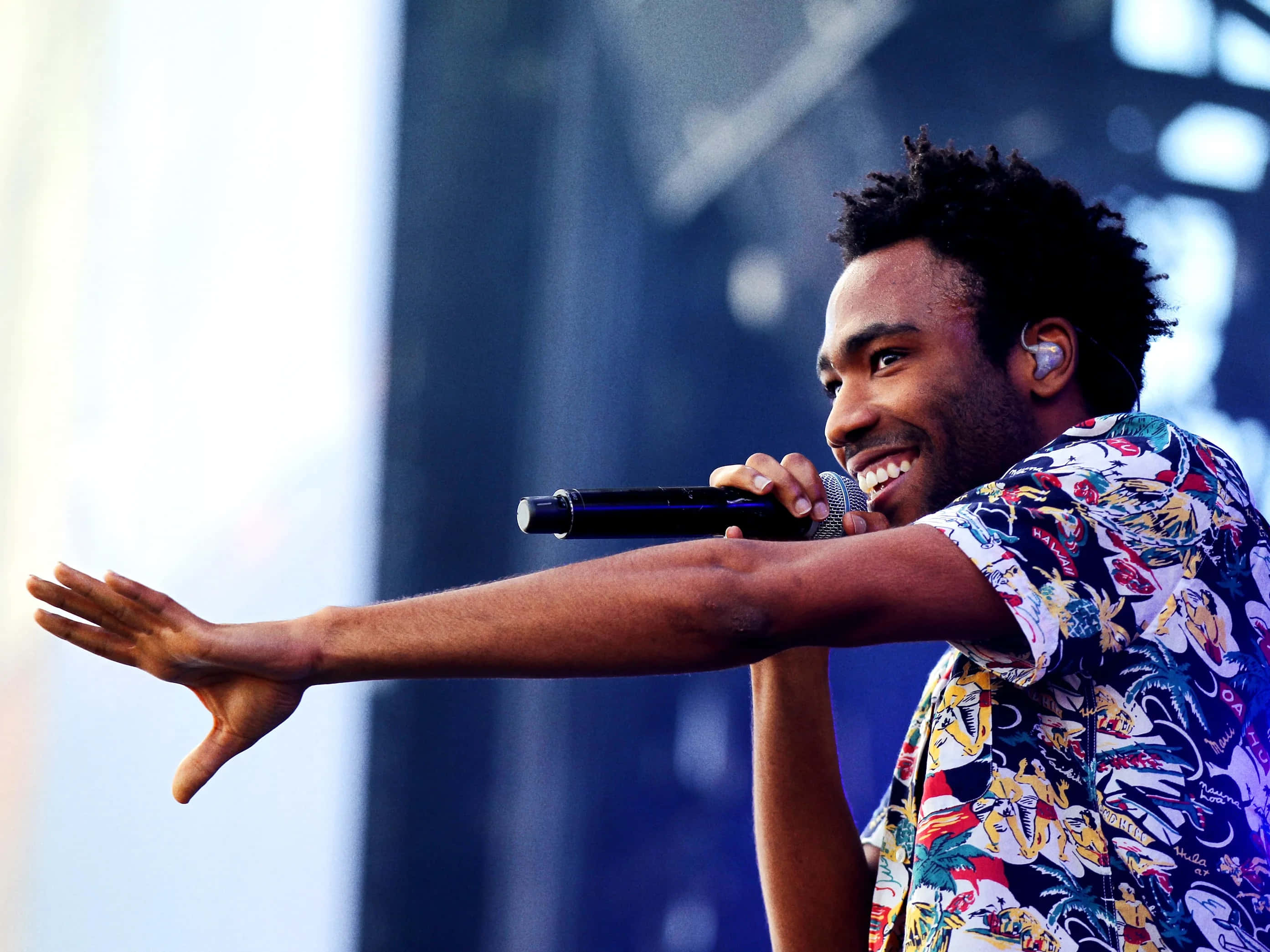 Childish Gambino, vibrant patterned shirt, stage, 2K Desktop Wallpaper
