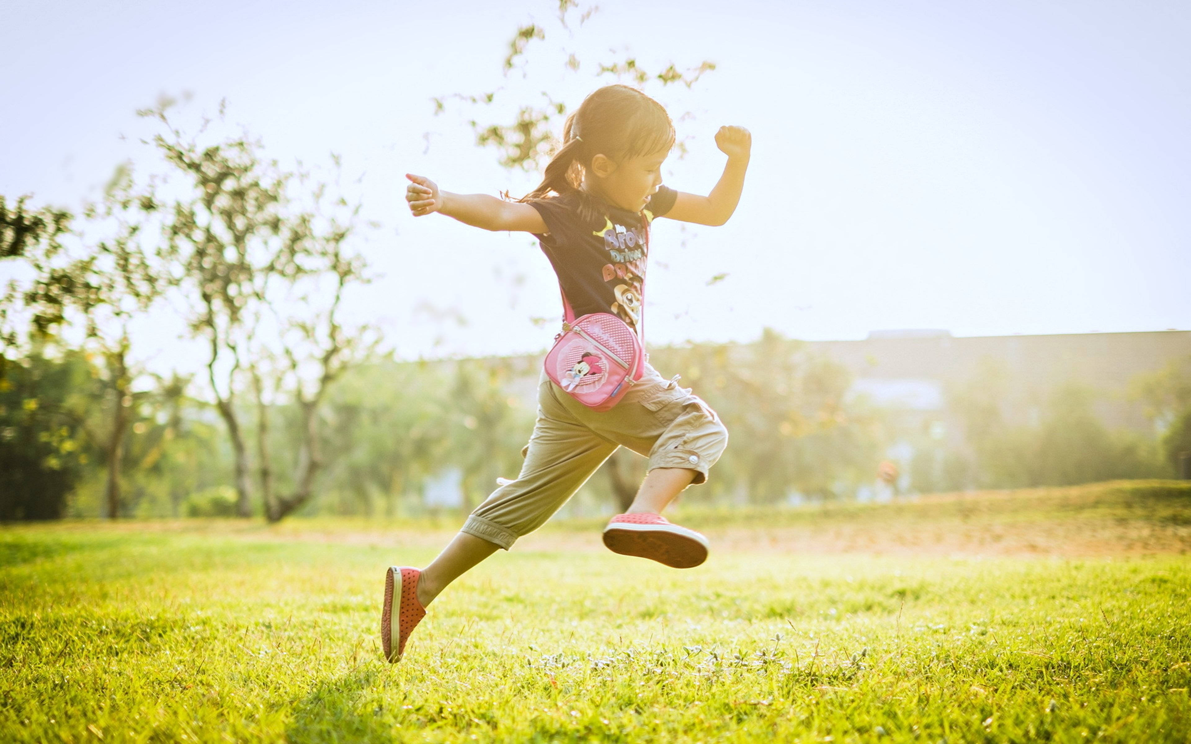 child, grass field, sunlit park, 4K Desktop Wallpaper